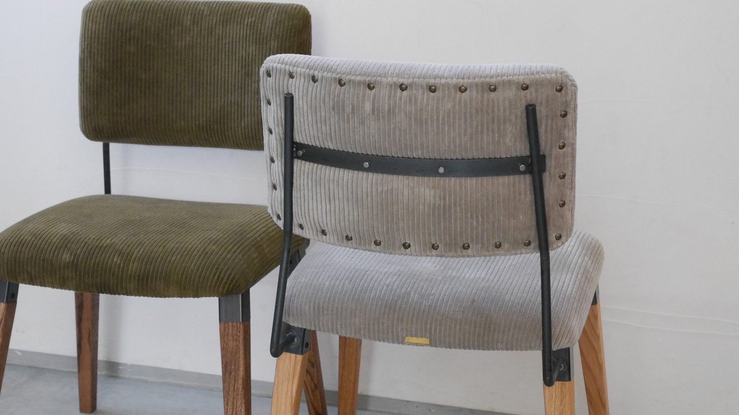 チェアの背面デザインを変更しました!