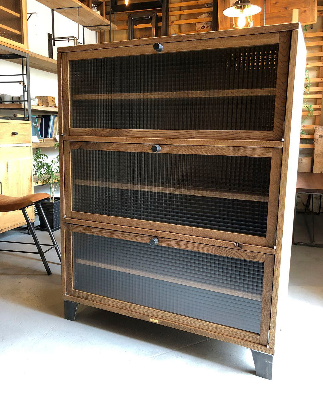 オークとチェッカーガラスのキッチンキャビネット