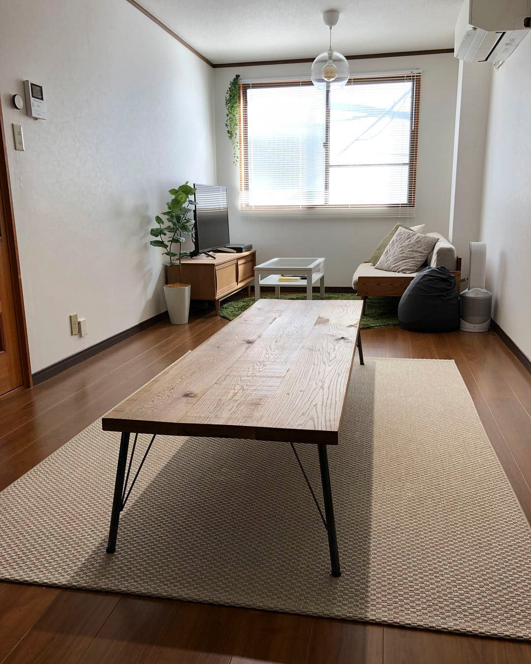 アイアンと無垢材の細長いリビングローテーブル