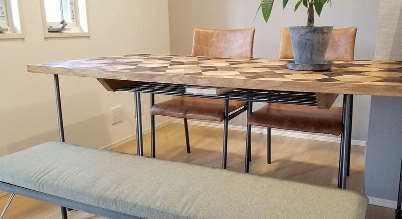 アイアンと無垢材のパッチワークテーブル レザーチェア アイアンと無垢材のダイニングベンチ