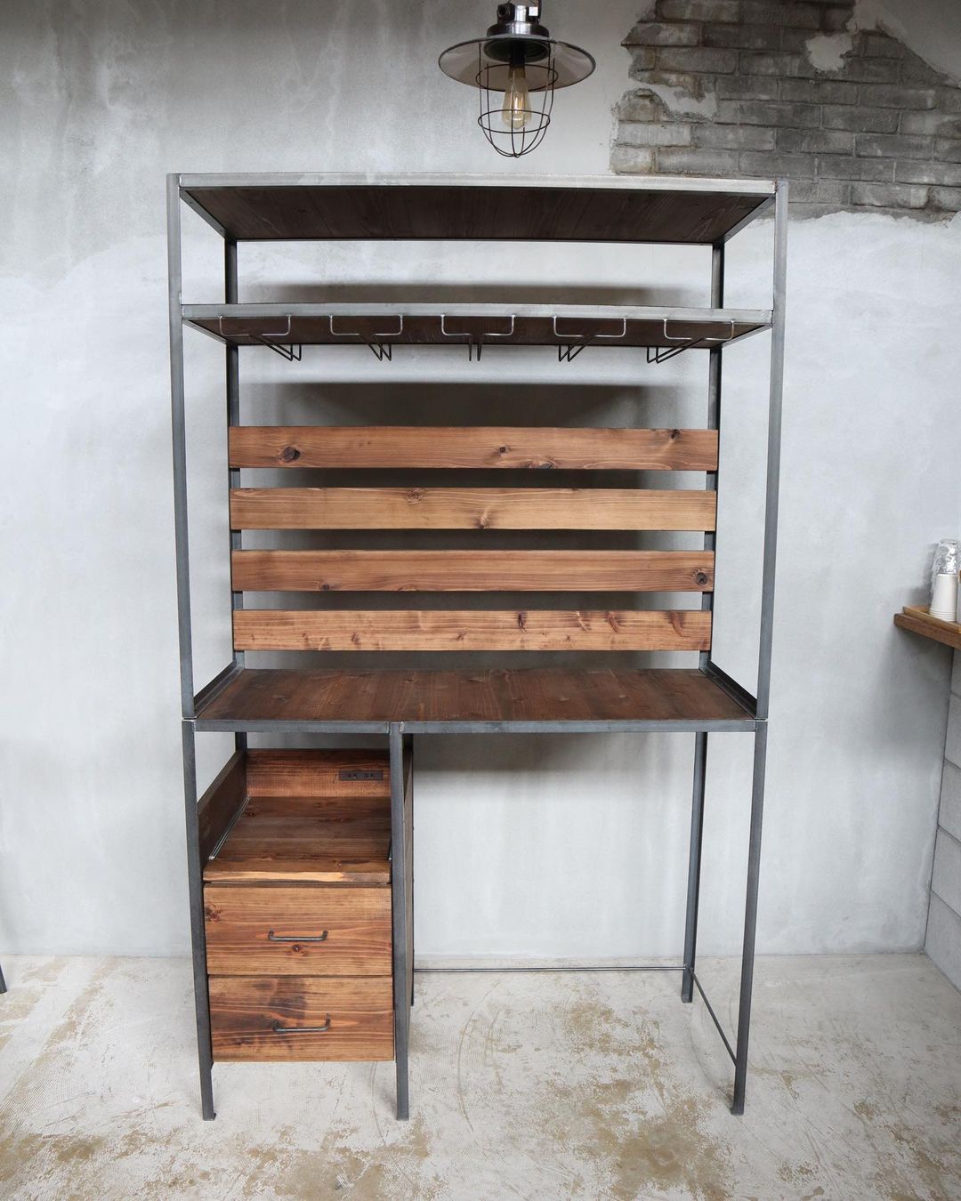 アイアンと無垢材のフルオーダーシェルフ 杉無垢材 グラスホルダー ドロワー カスタマイズ