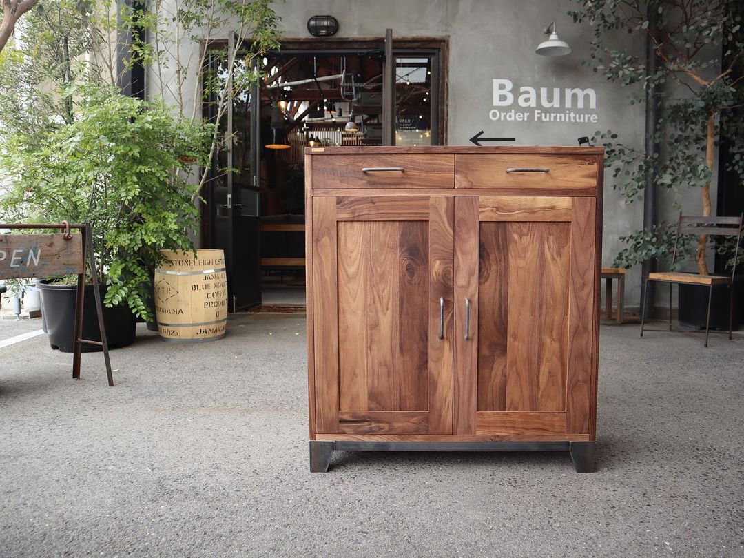 フルオーダーの無垢アイアンキャビネット ウォールナット