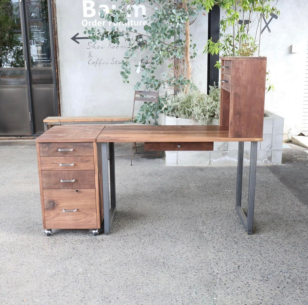 ウォールナットとアイアンのデスク ウォールナットとアイアンのキャビネット ドロワー デスク上収納