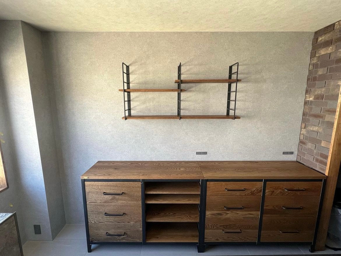 w-019 オークキッチンボード / アイアンウォールシェルフ / 3人掛けアイアンフレームレザーソファ