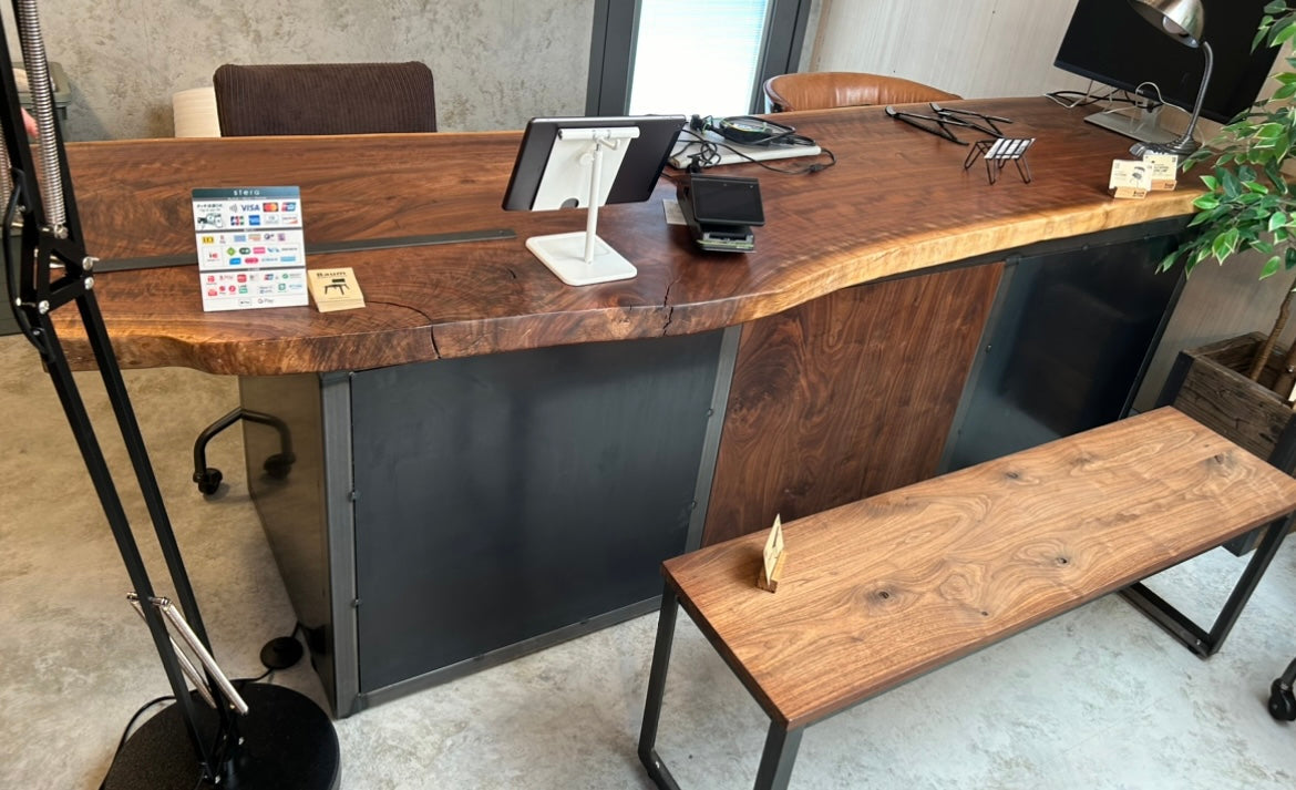 ウォールナット一枚板を使ったカウンターデスク