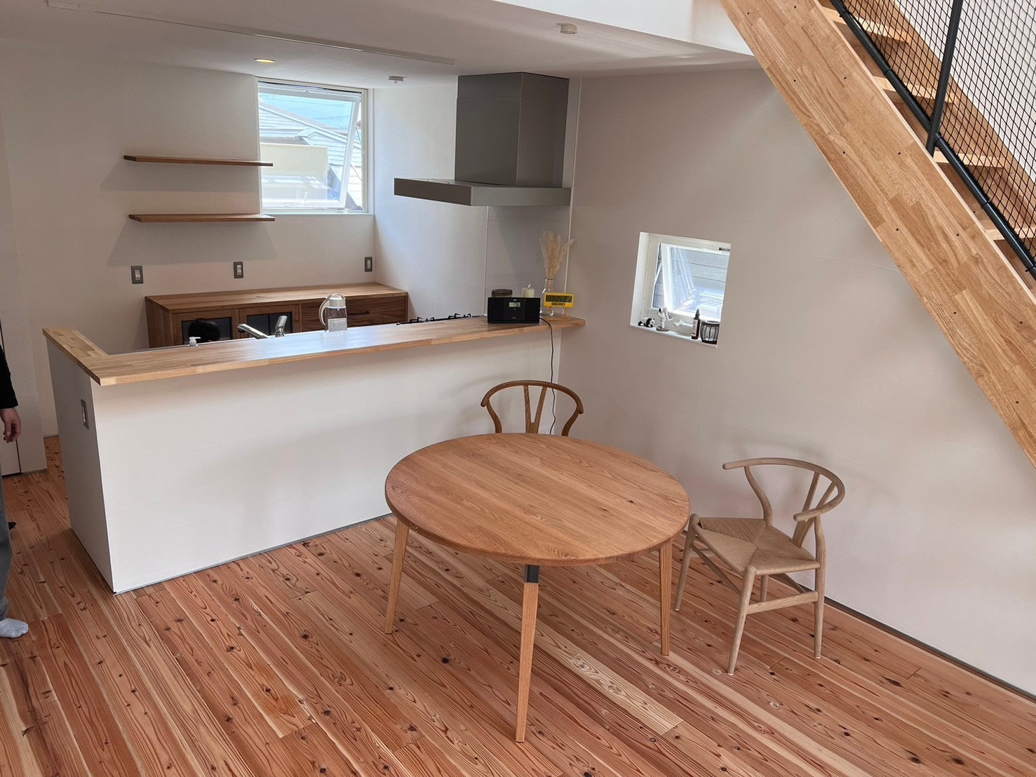 オーク無垢材のラウンドテーブル キッチンカップボード テレビボード アイアン