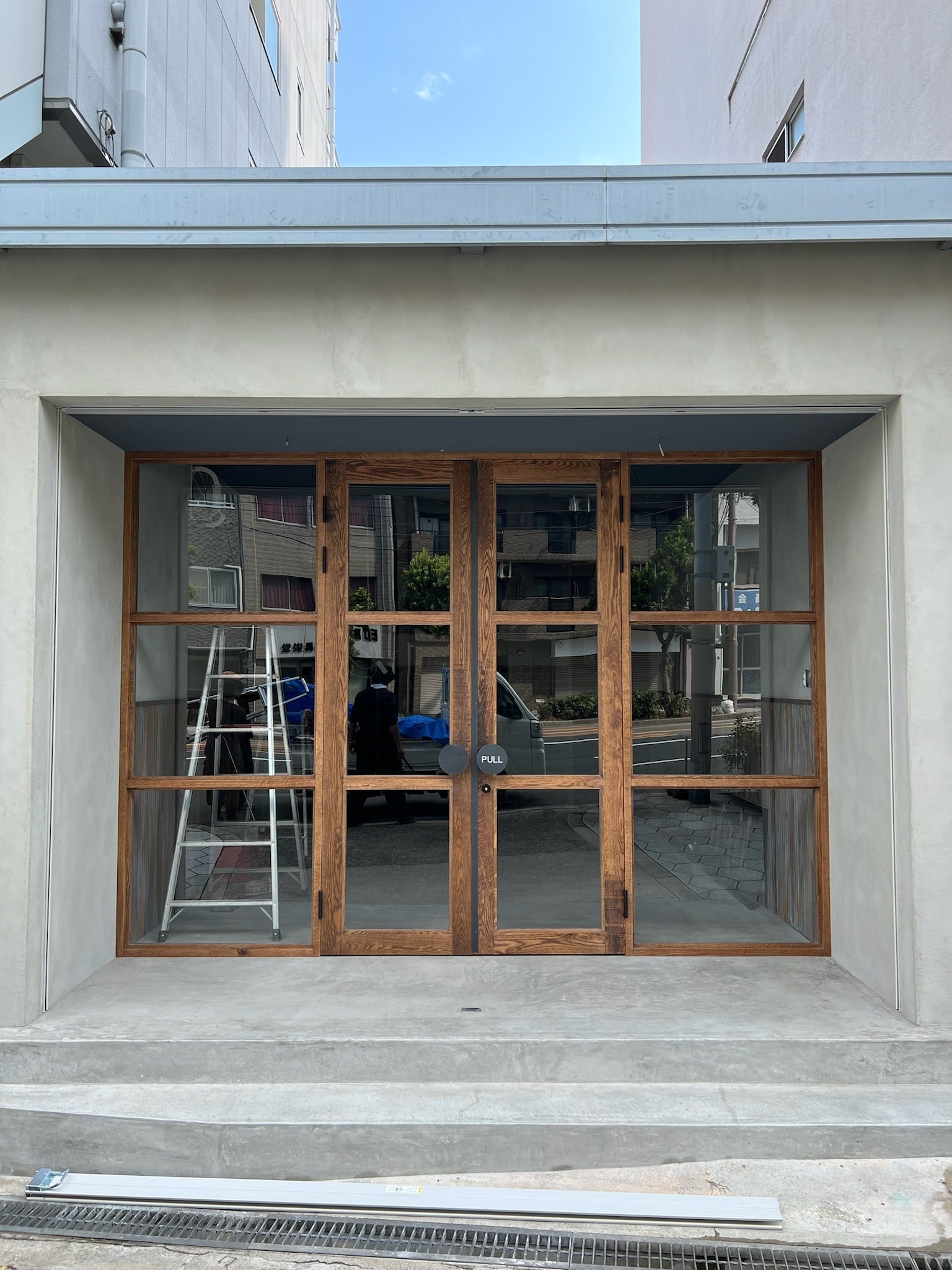 無垢材ファサード扉 アイアン取手 店舗什器