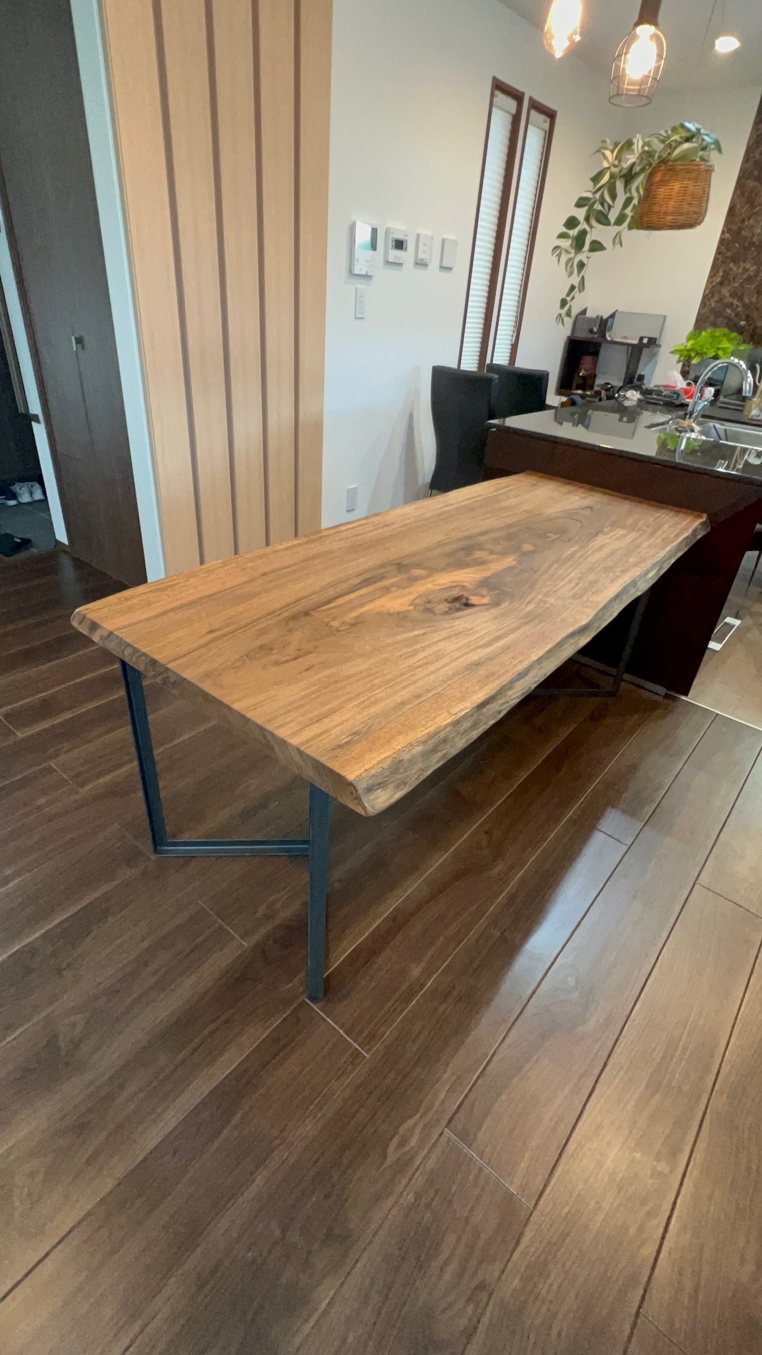 一枚板のダイニングテーブル ニューギニアウォールナット