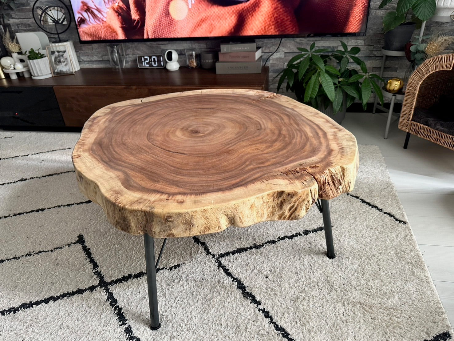 輪切りのモンキーポッドを使用したローテーブル