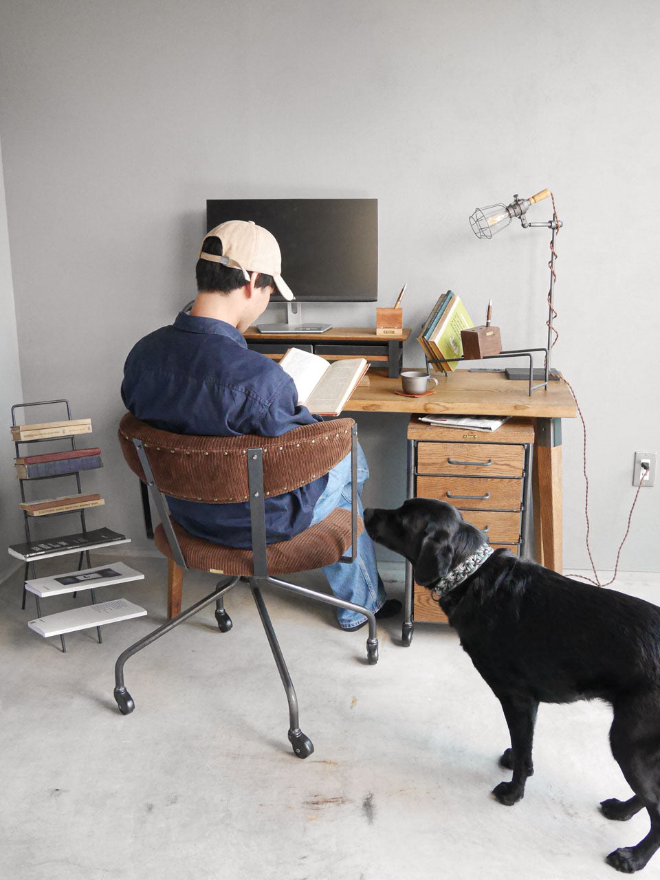 無垢材とアイアンで整える、自分らしいワークスペース