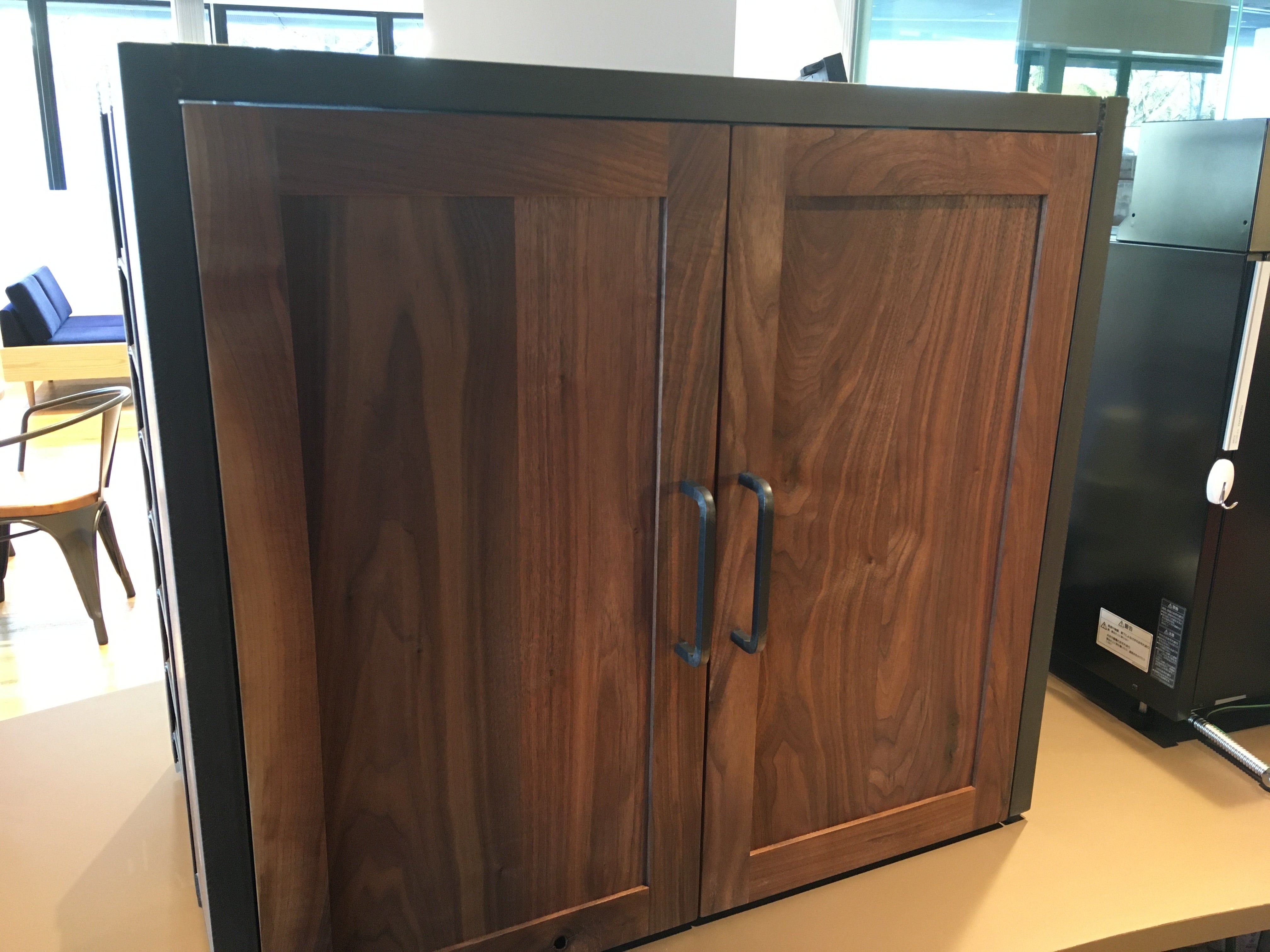 ウォールナット無垢材とアイアンの収納棚