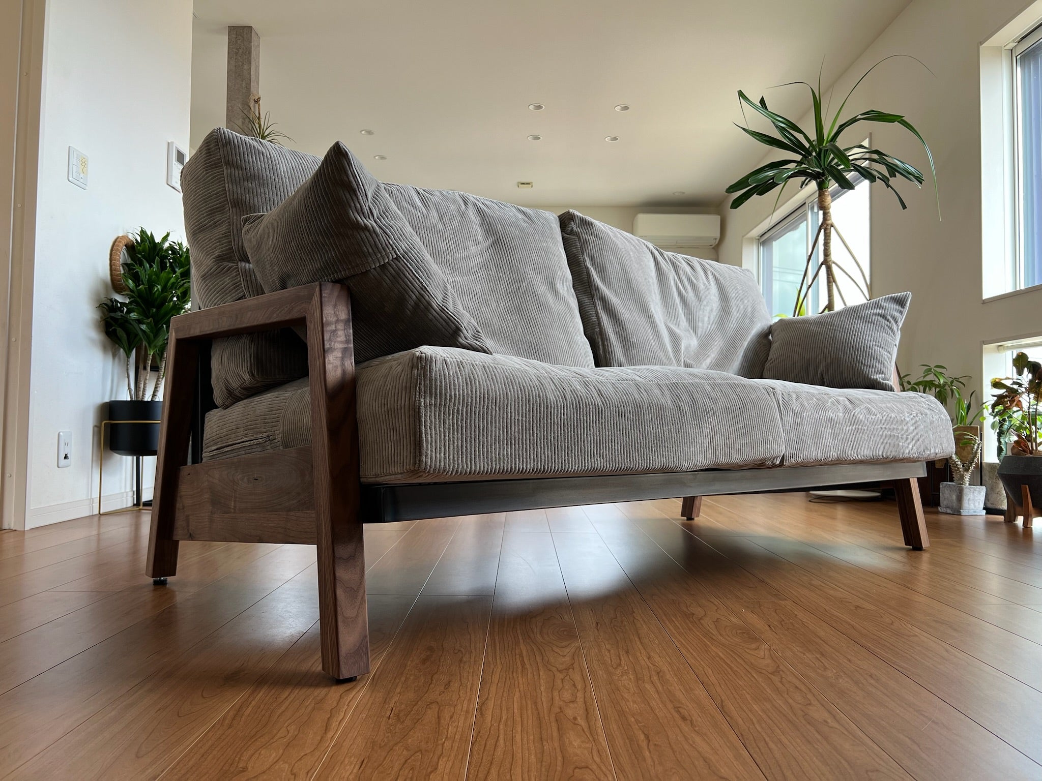 無垢材の3人掛けソファ コーデュロイ生地 リビング クッション アイアン