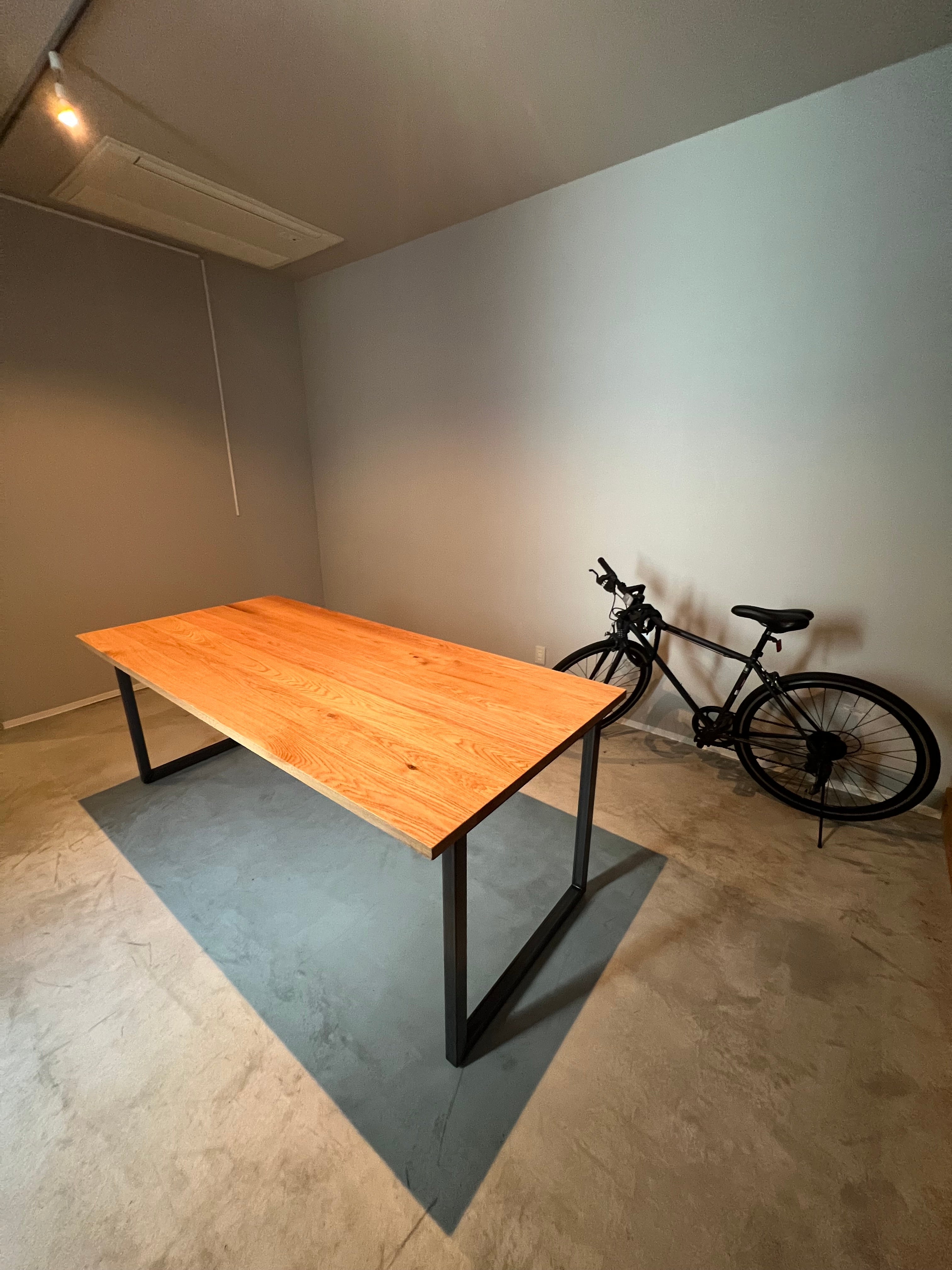 W2000×D900の無垢材ダイニングテーブル