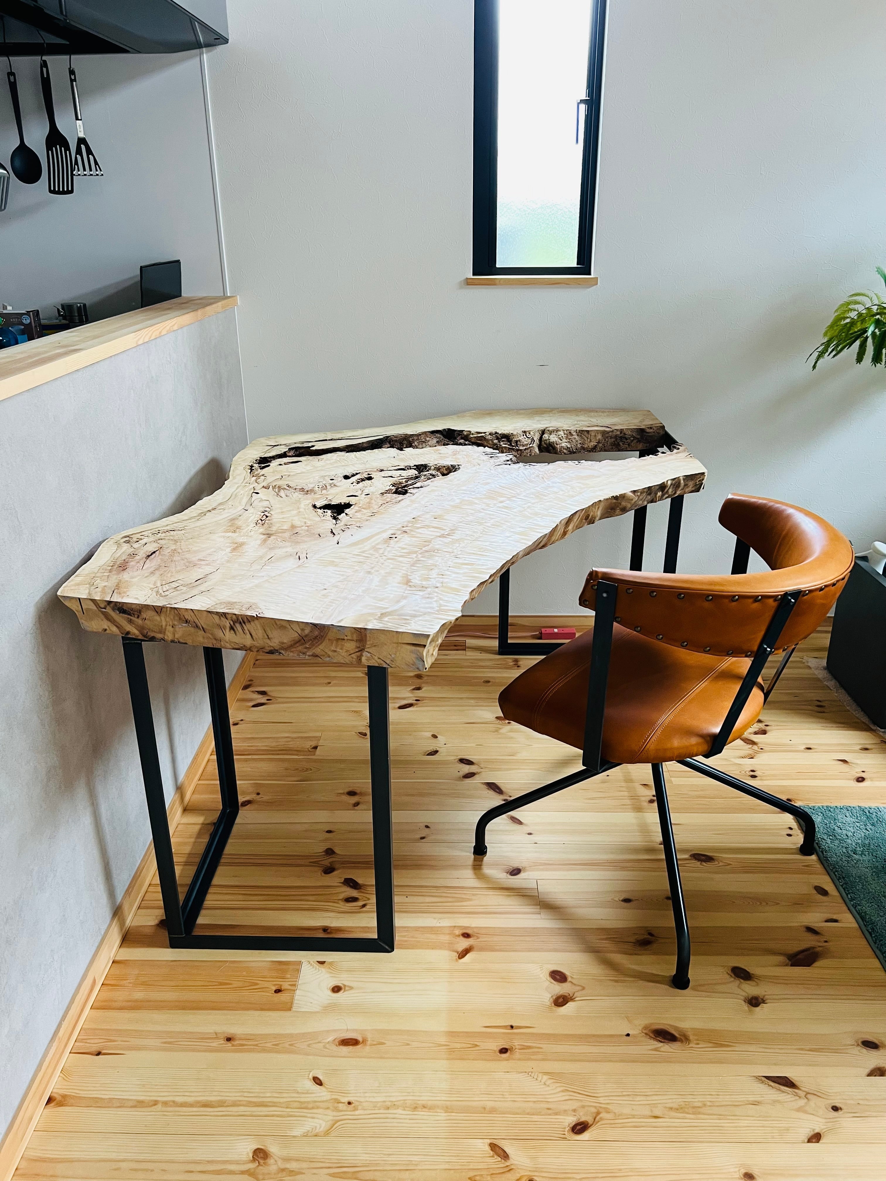 一枚板のデスク レザーとアイアンの背もたれチェア デスクワーク