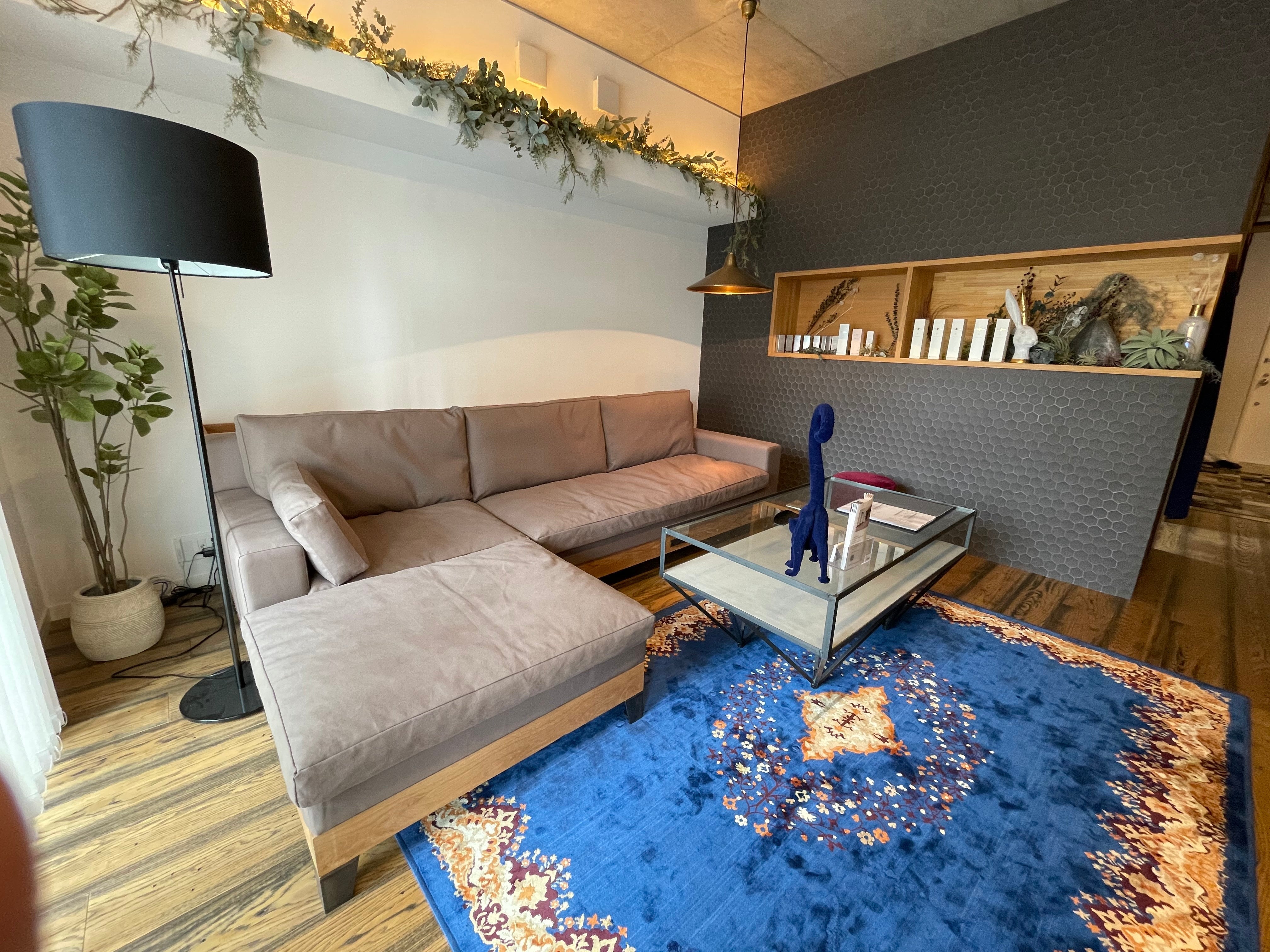 アイアンフレームに天板ガラス、天板下はモルタル塗装のガラステーブル