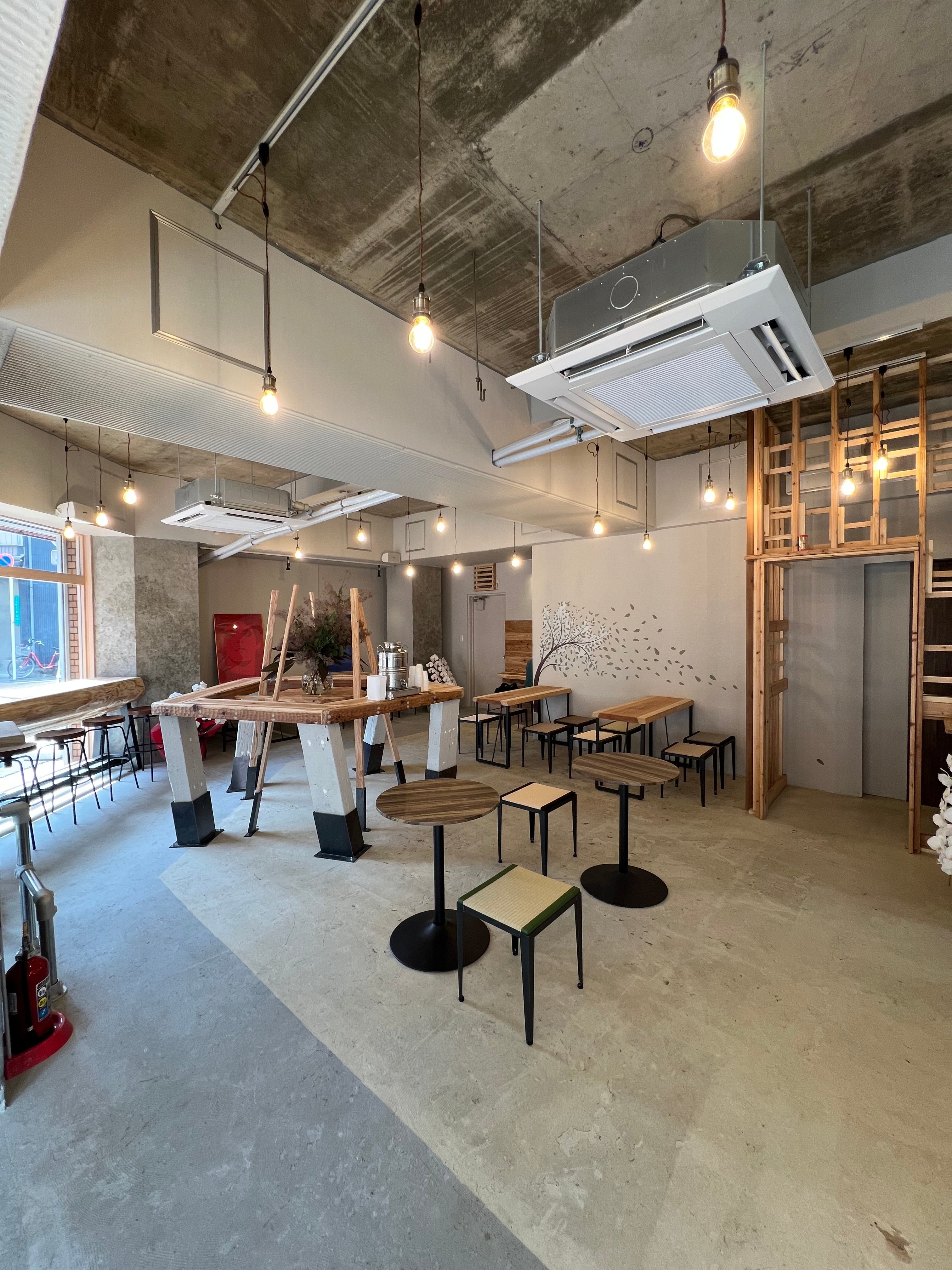 アイアンと畳を合わせたベンチ・チェア 1枚板テーブル 五角形テーブル 店舗什器 カフェ