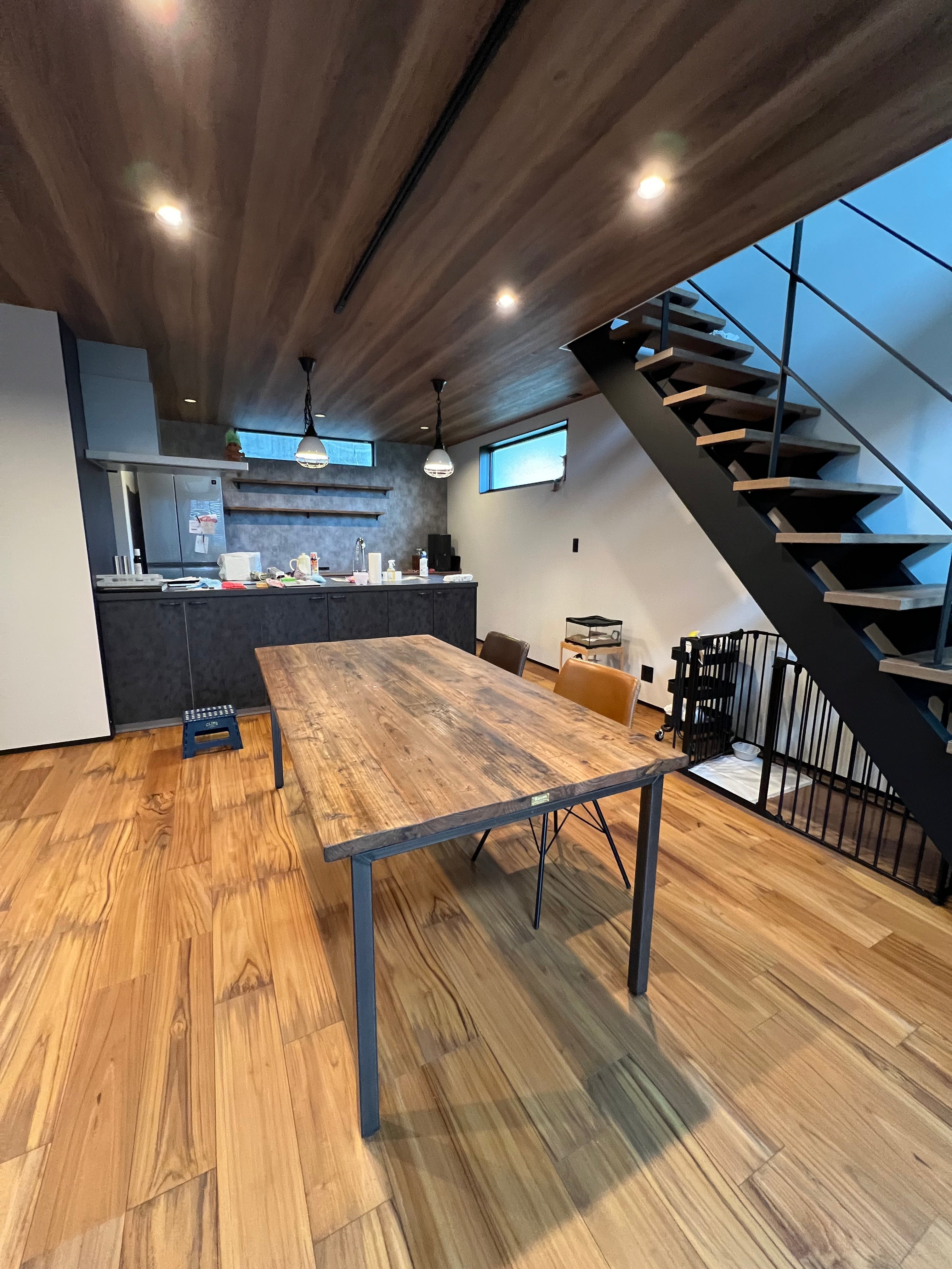 古材足場板とアイアン脚のダイニングテーブル