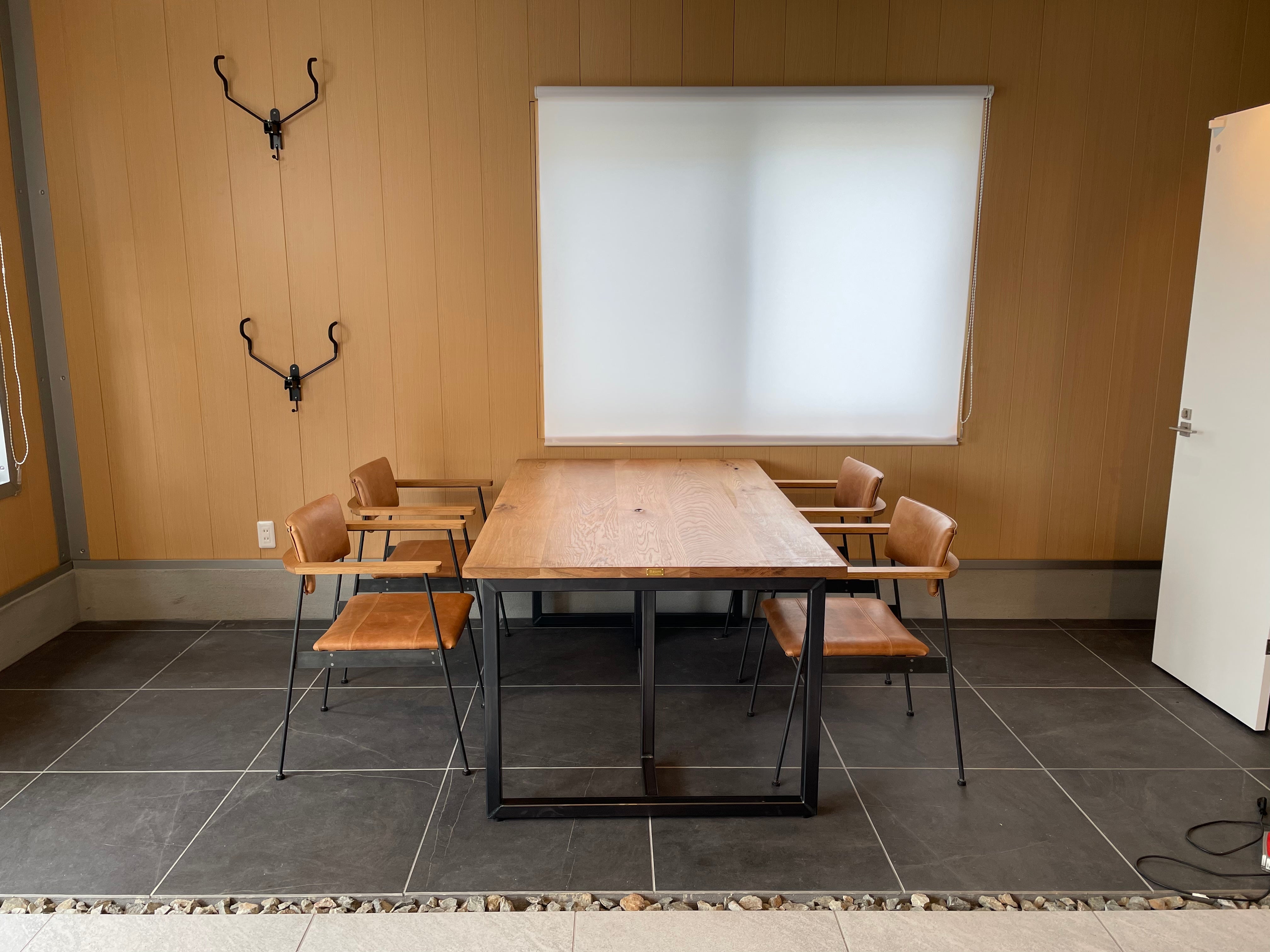 アイアンと無垢材のテーブル アイアンと無垢材とレザーのチェア ガレージ