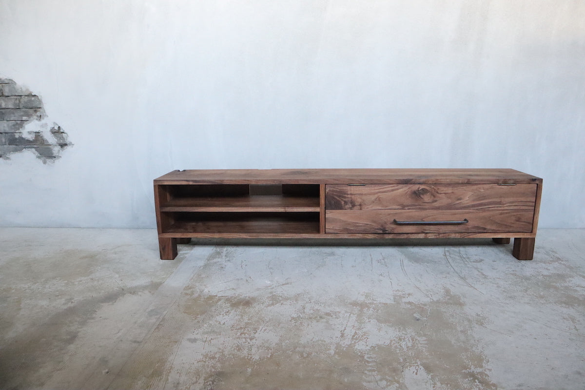 無垢ウォールナットのテレビボード
