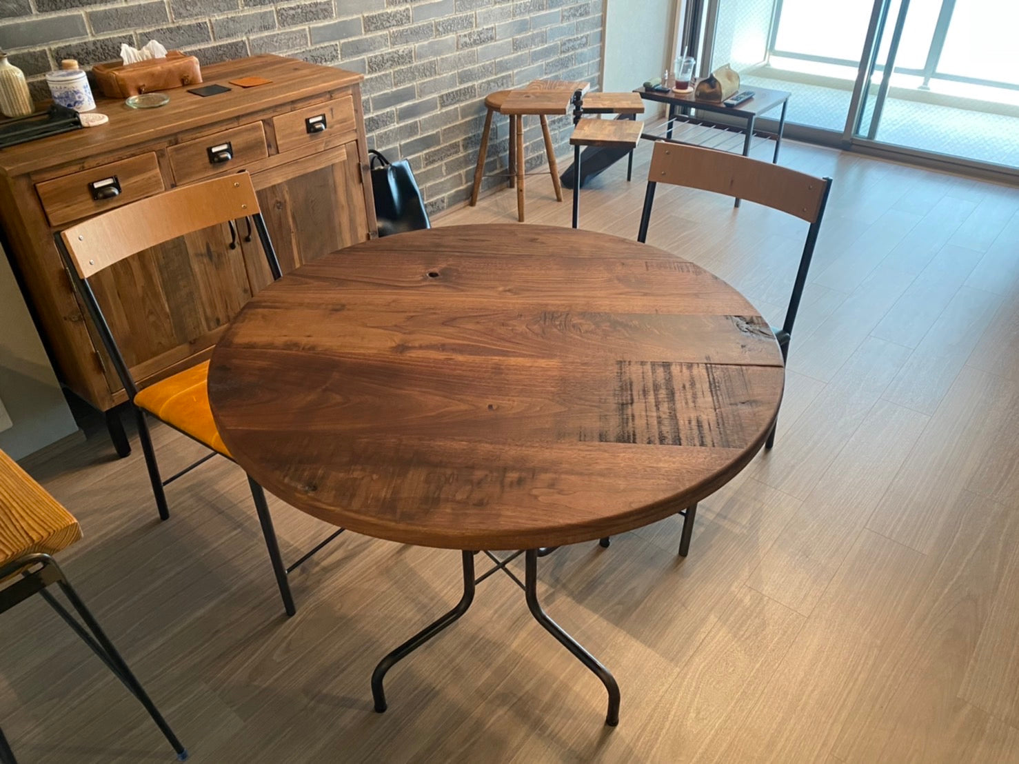 w-042 ウォールナットラウンドテーブル / 丸テーブル / アイアンレッグ / ダイニングチェア