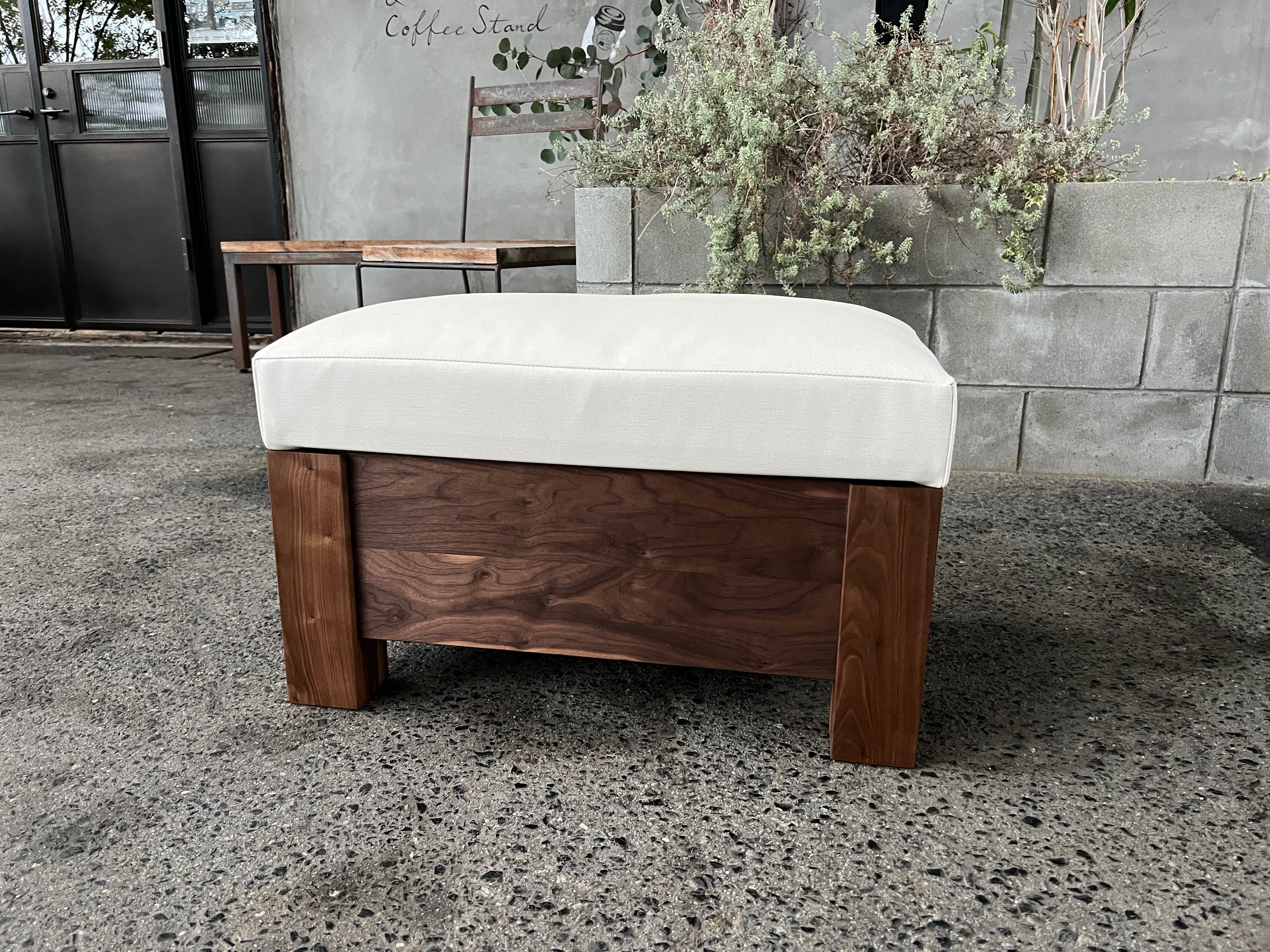 無垢ウォールナットのスツール オットマン