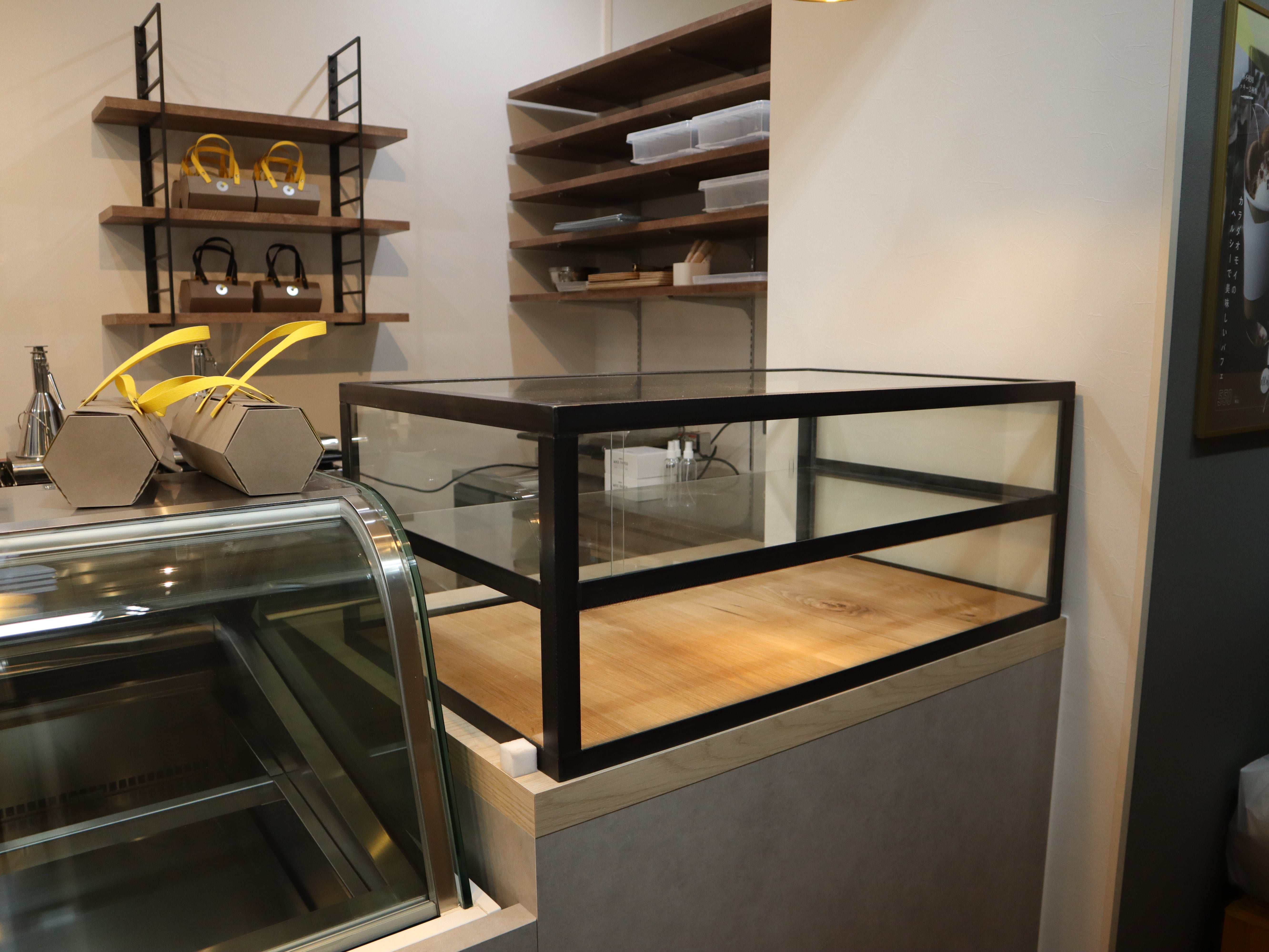アイアン+ガラスのショーケースと壁付けのシェルフ類
