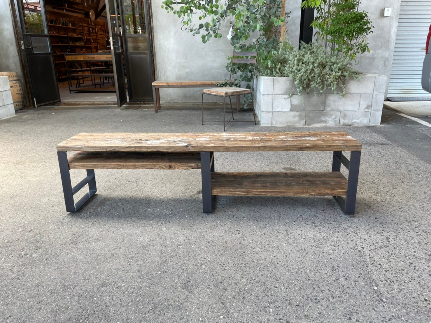 アイアンと古材足場板のテレビボード ペンキ跡