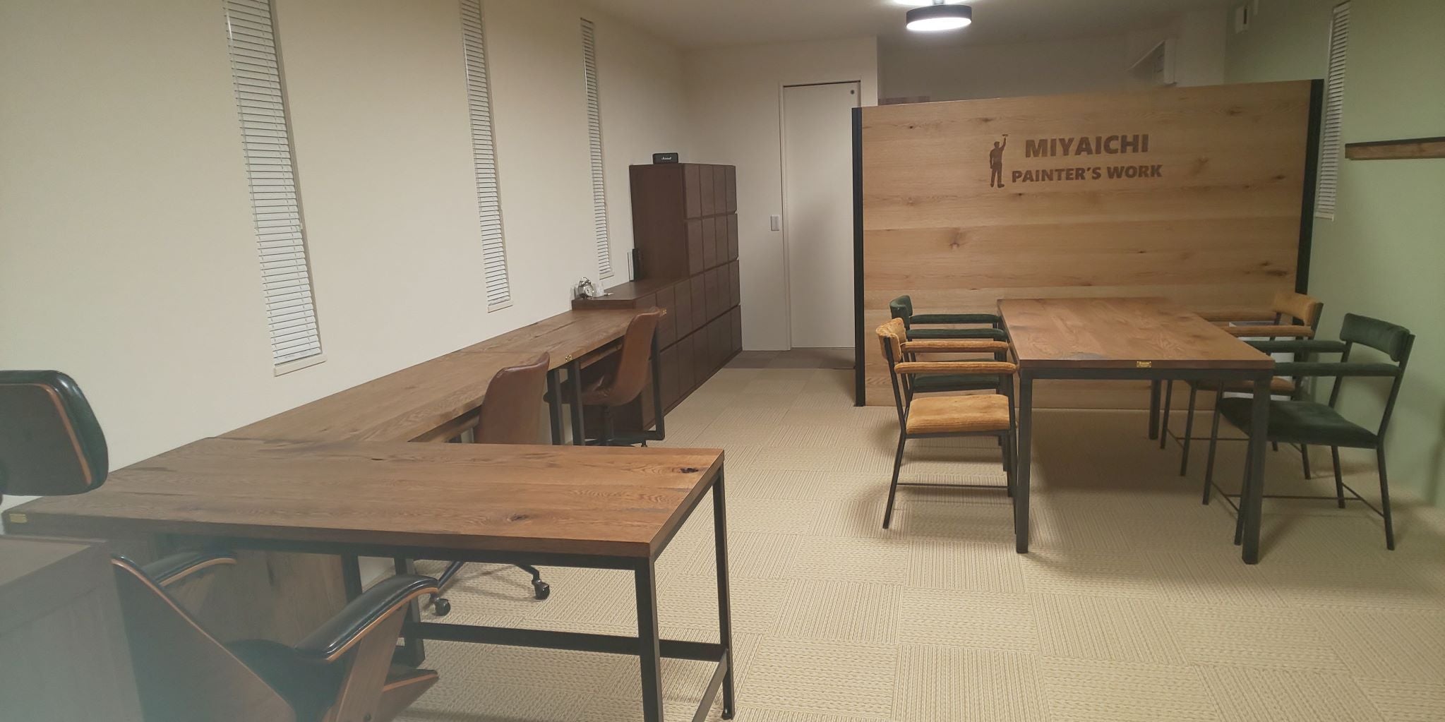 アイアンと無垢材のカウンターデスクやダイニングテーブル、チェア