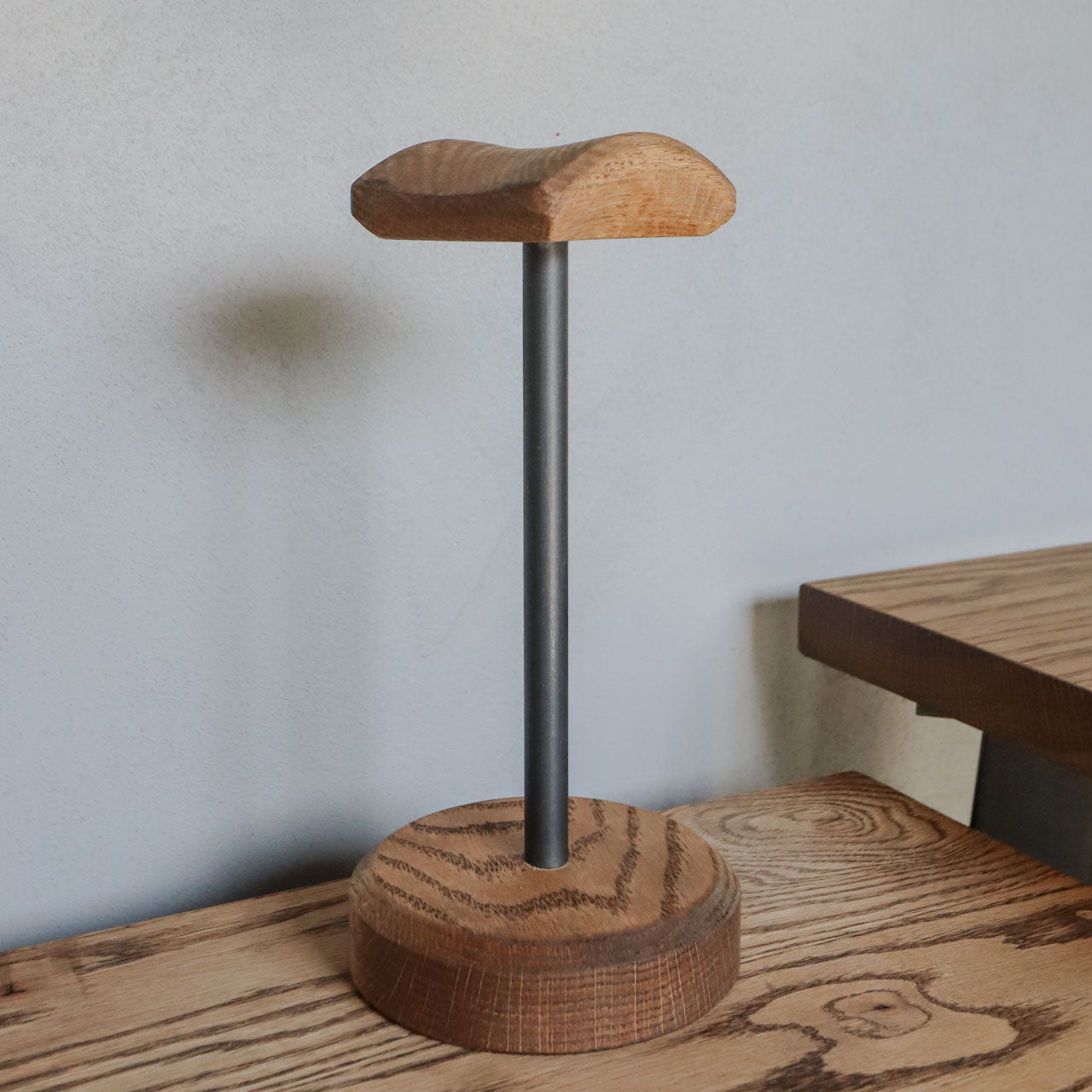 斜めから見たヘッドフォンスタンド