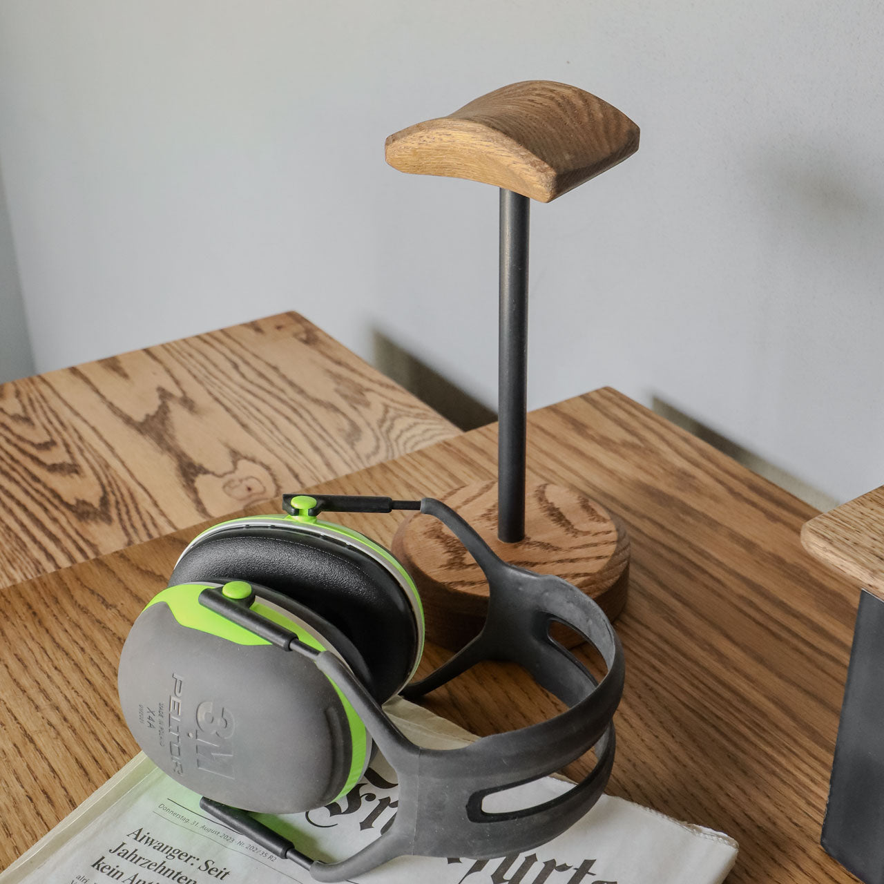 ヘッドフォンスタンドと手前にヘッドフォン