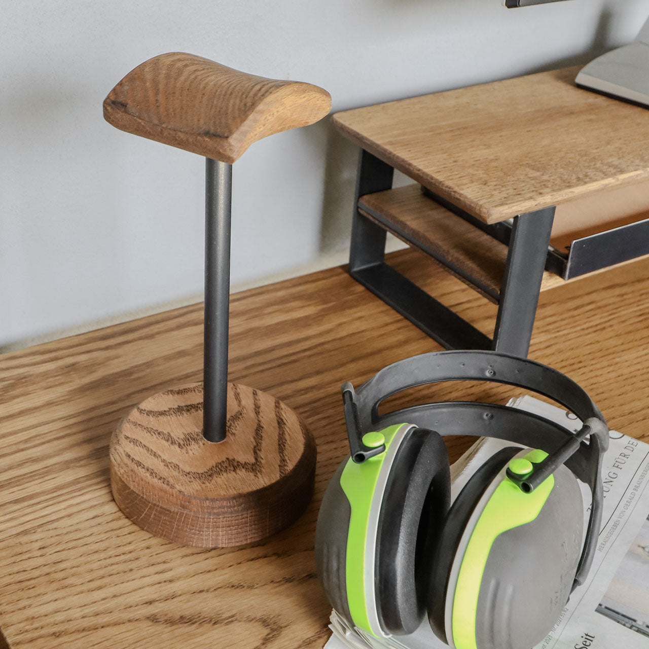 ヘッドフォンスタンドと手前にヘッドフォン
