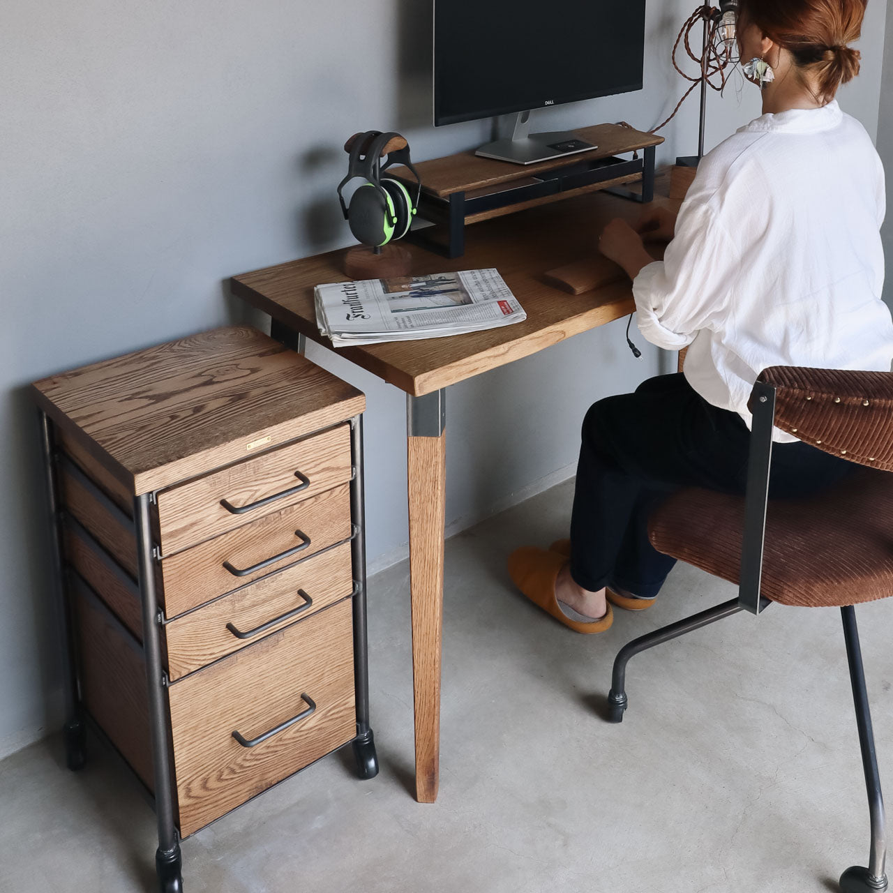 ワークデスクとチェスト、机上にはヘッドフォンスタンドなど実際に使用している様子