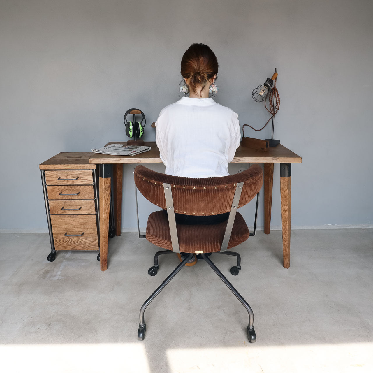ワークデスクとチェスト、机上にはヘッドフォンスタンドなど実際に使用している様子