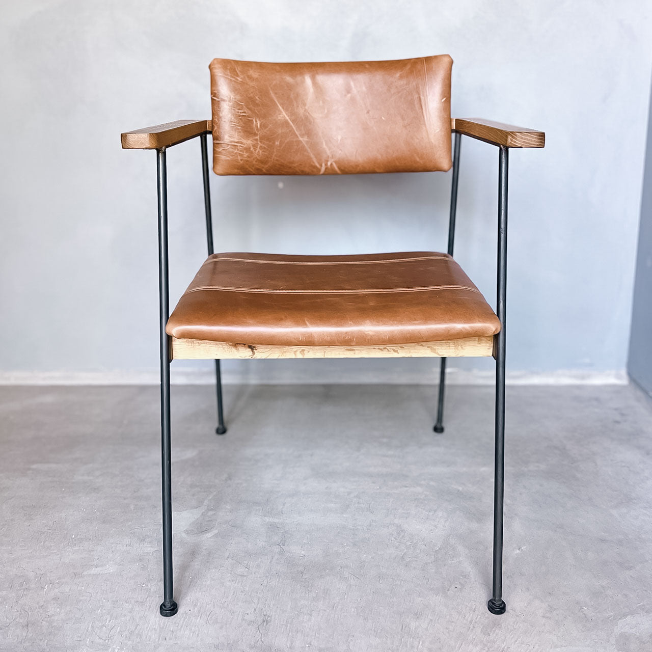 B-ARM CHAIR