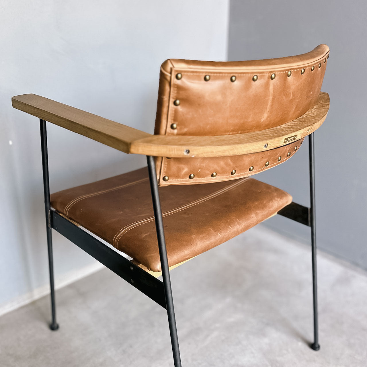 B-ARM CHAIR