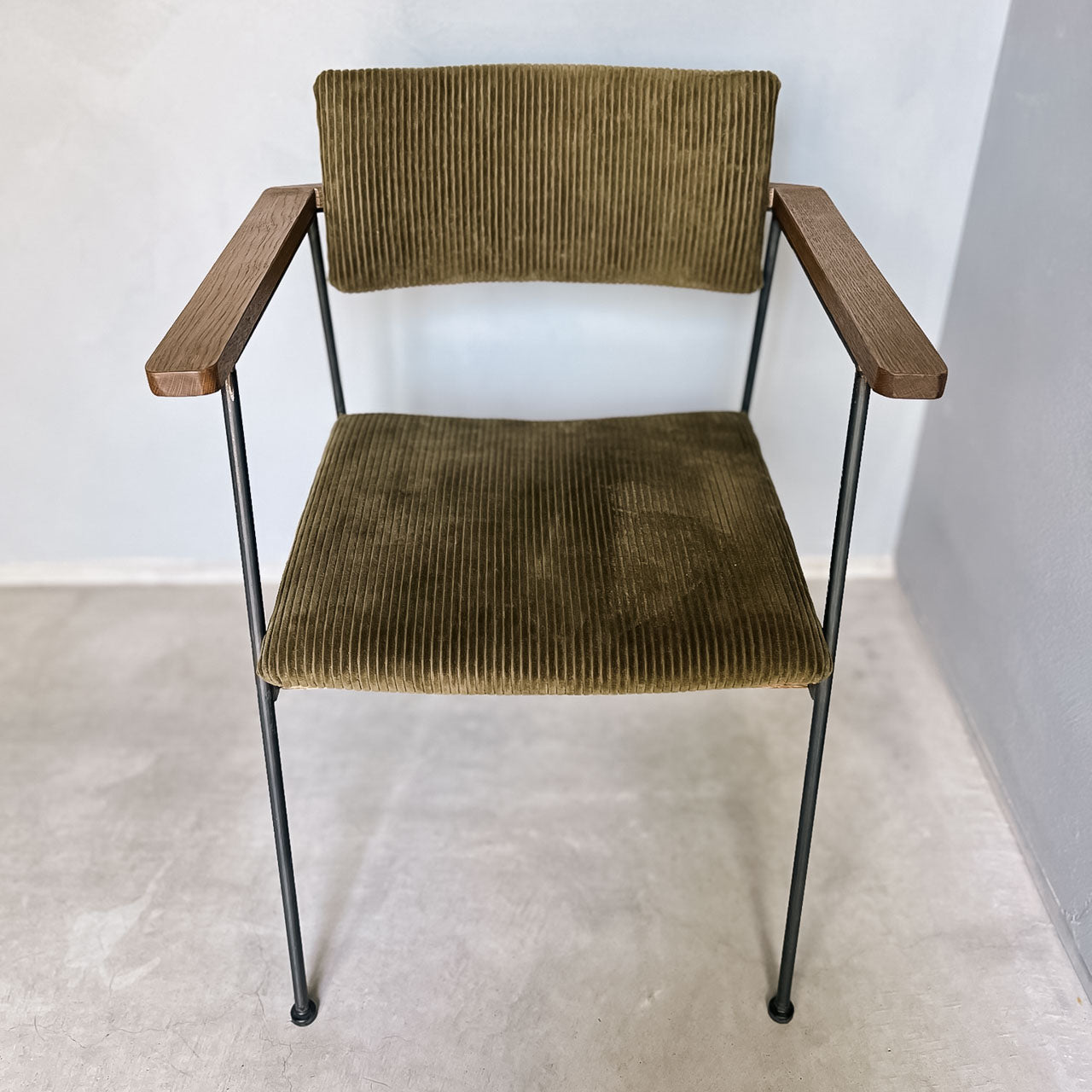 B-ARM CHAIR
