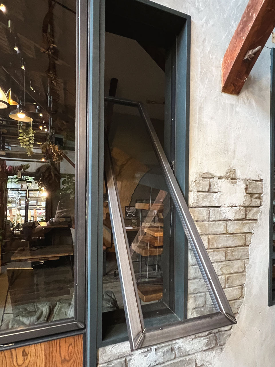 アイアン窓 アイアンウィンドウ 黒皮鉄 回転窓 横軸回転 建具 什器