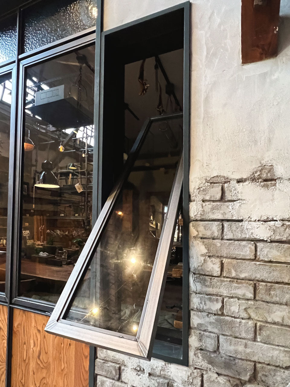 アイアン窓 アイアンウィンドウ 黒皮鉄 回転窓 横軸回転 建具 什器