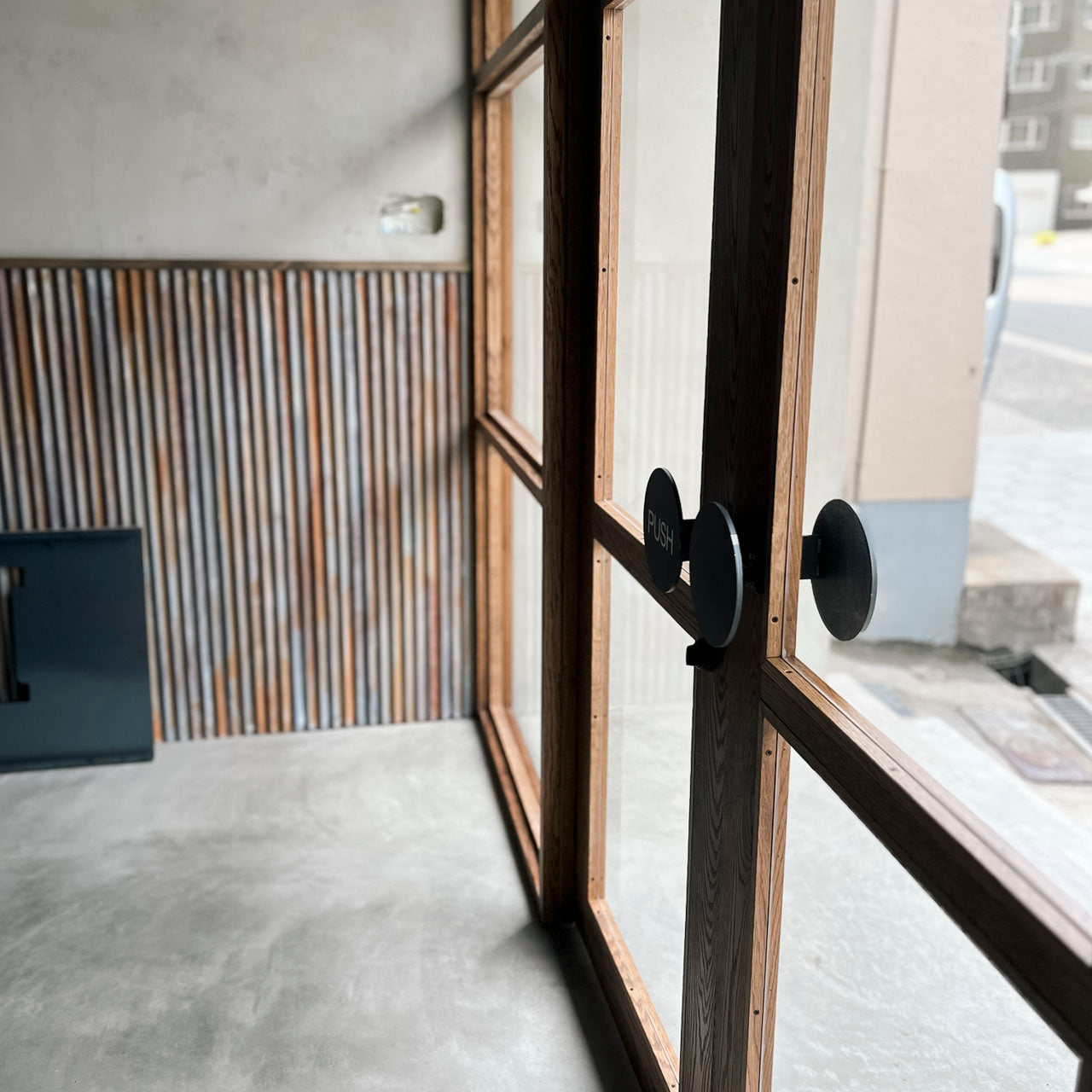 無垢材の扉 無垢材とアイアンの扉 黒皮鉄 無垢材 オーク材 ウッドドア 建具 什器