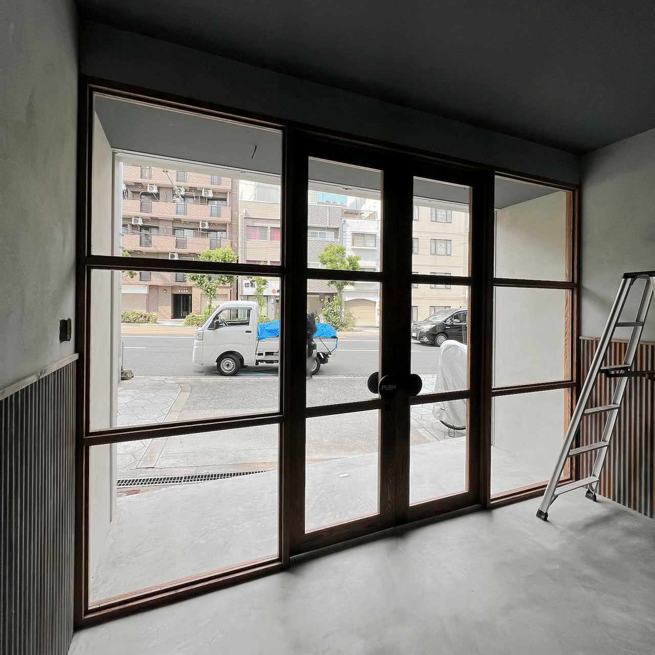 無垢材の扉 無垢材とアイアンの扉 黒皮鉄 無垢材 オーク材 ウッドドア 建具 什器