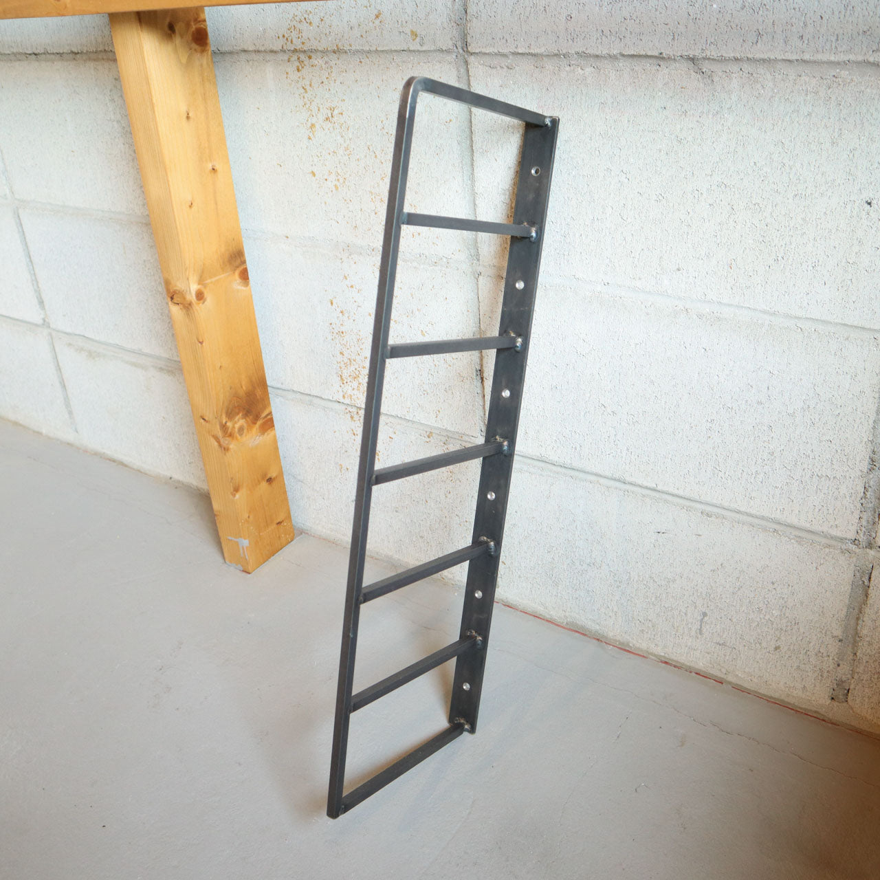 シェルフフレーム、ウォールシェルフ、本棚、壁付けシェルフ