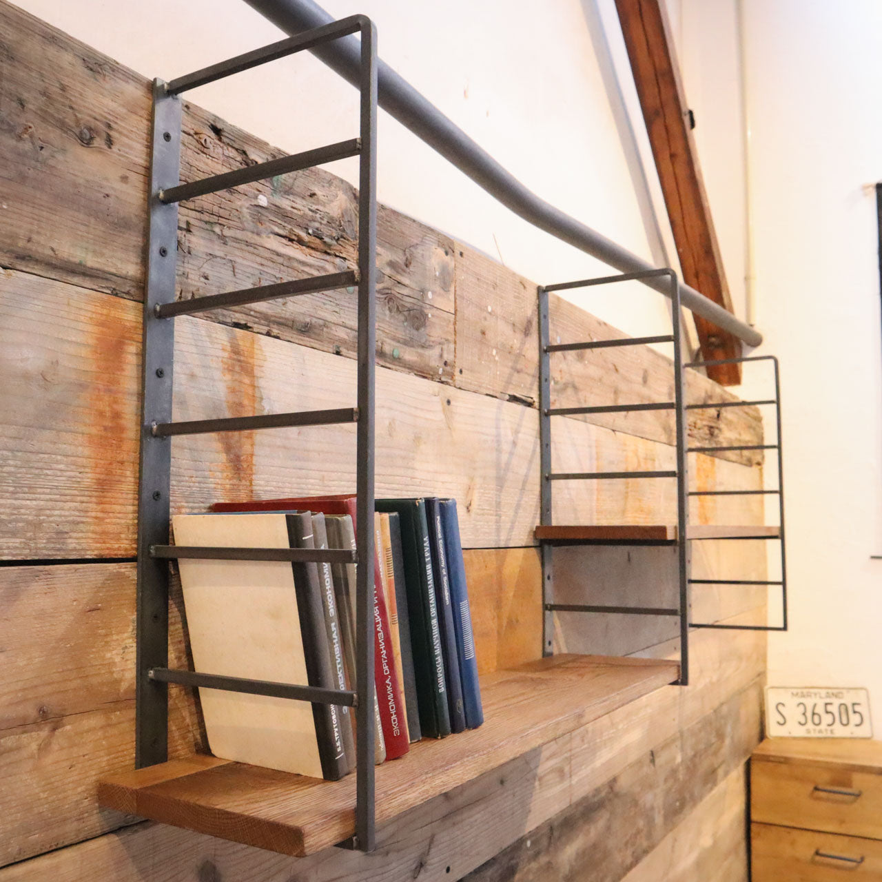 シェルフフレーム、ウォールシェルフ、本棚、壁付けシェルフ