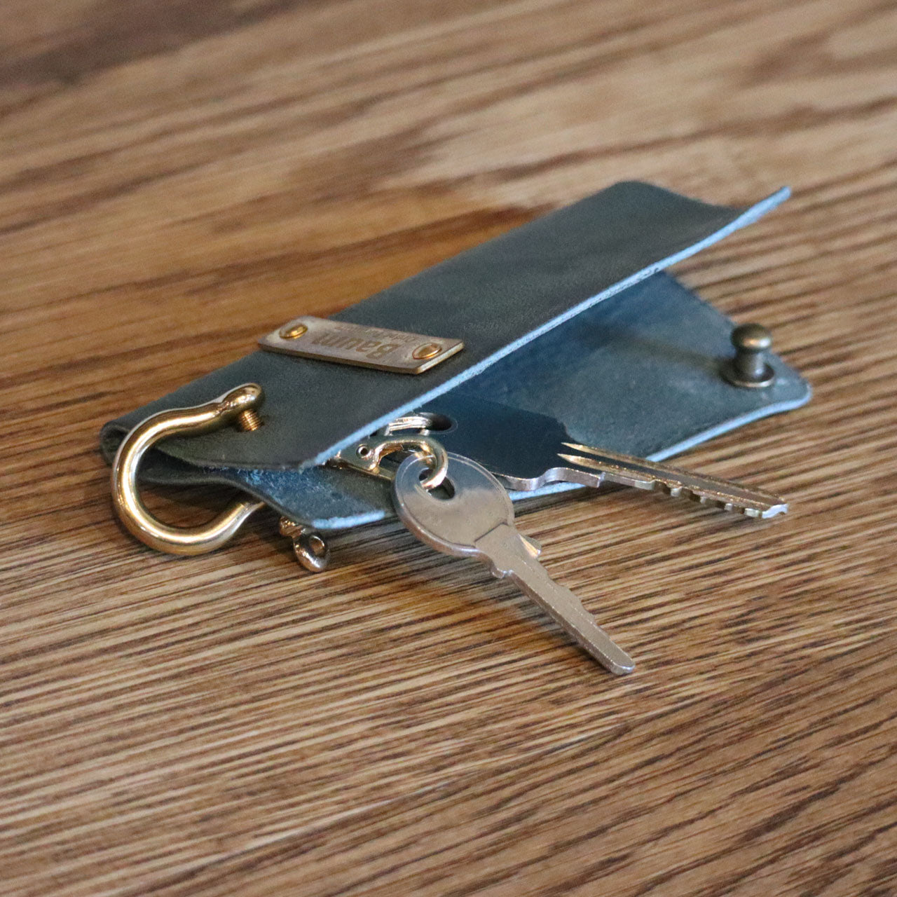 横から見たレザーキーケース 鍵が2本ついた状態
