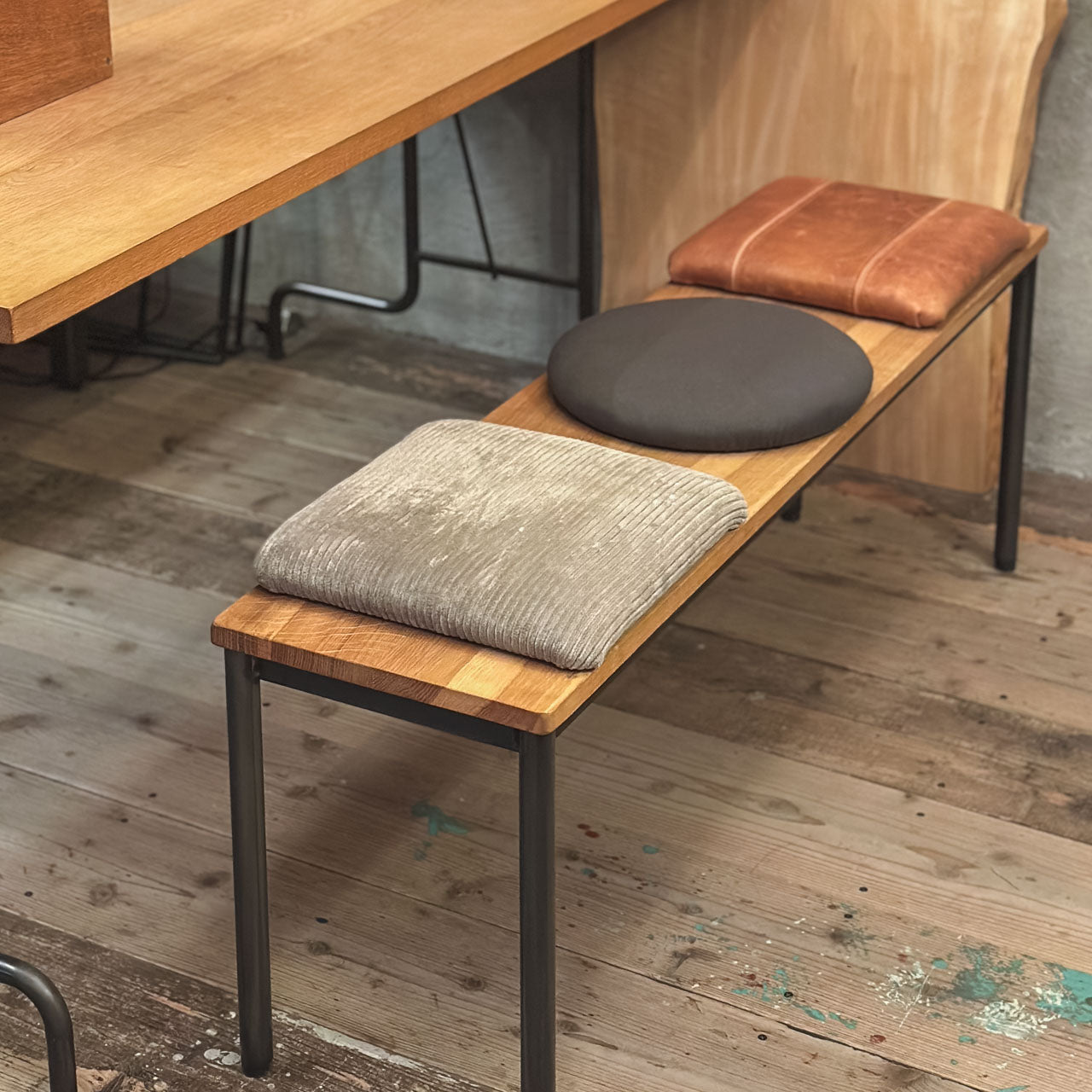 手前からコーデュロイのスクエアクッションパッド、帆布のラウンドクッションパッド、レザーのステッチありスクエアクッションパッド
