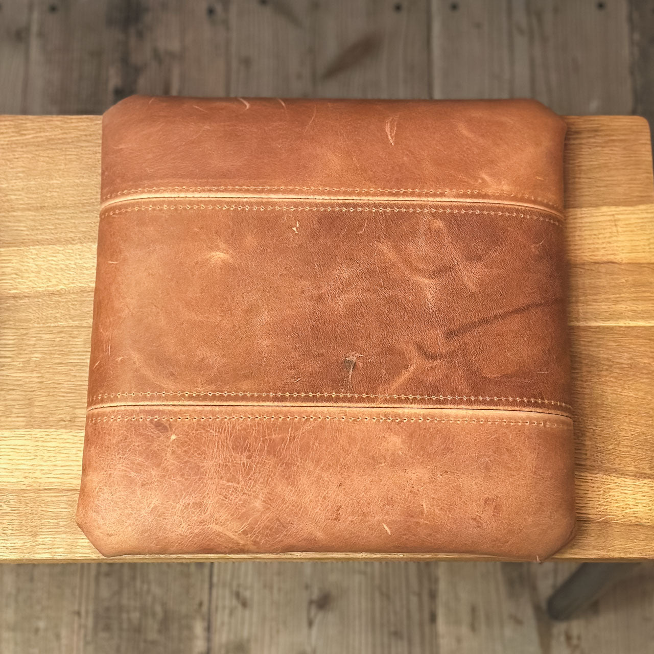 レザー(カフェラテ)のスクエアクッションパッド ステッチあり