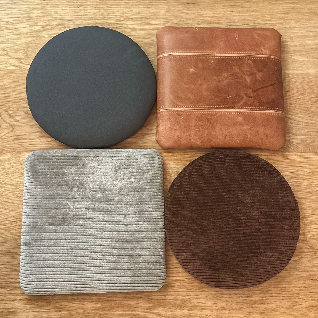 (左上から時計回りに)帆布のラウンドクッションパッド、レザーのスクエアクッションパッド、コーデュロイのラウンドクッションパッド・スクエアクッションパッド