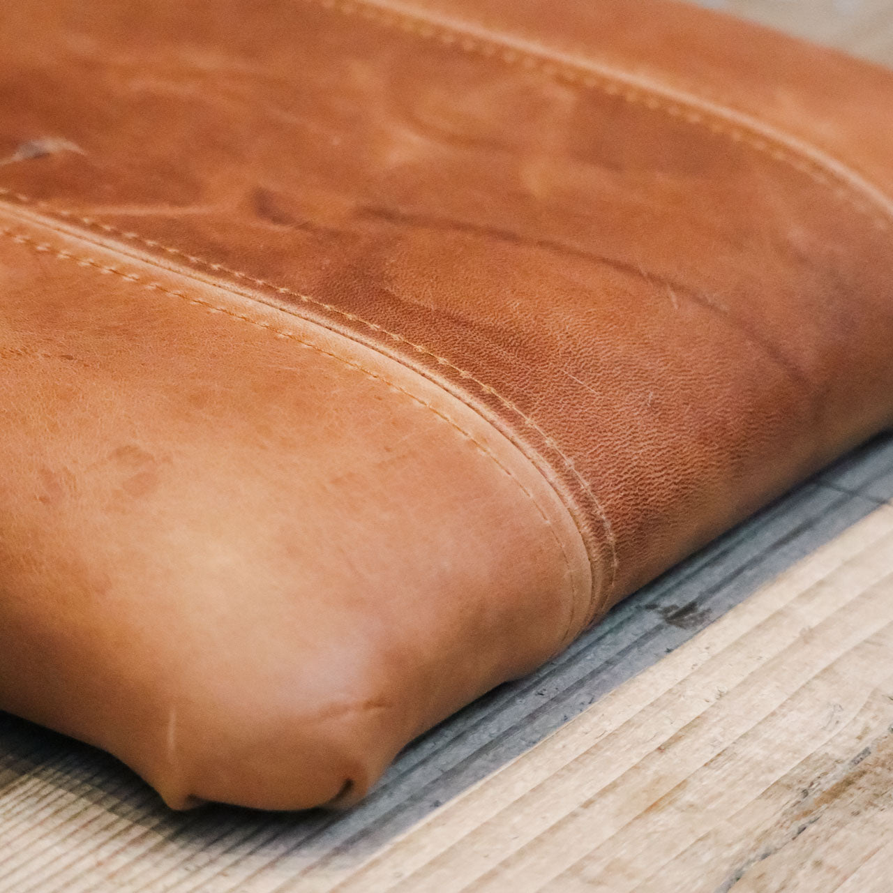 レザー(カフェラテ)のスクエアクッションパッド ステッチあり 側面