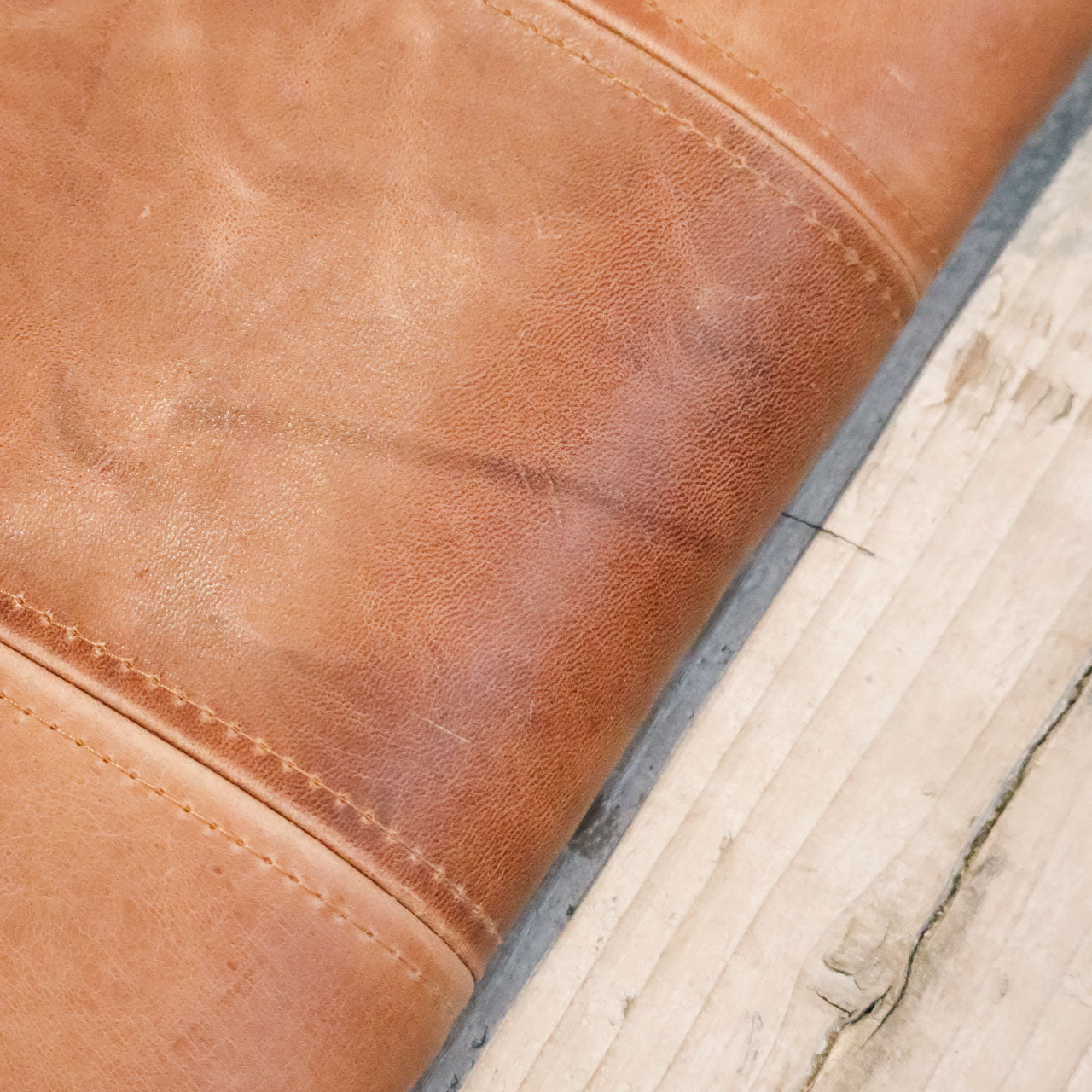 レザー(カフェラテ)のスクエアクッションパッド ステッチ寄り