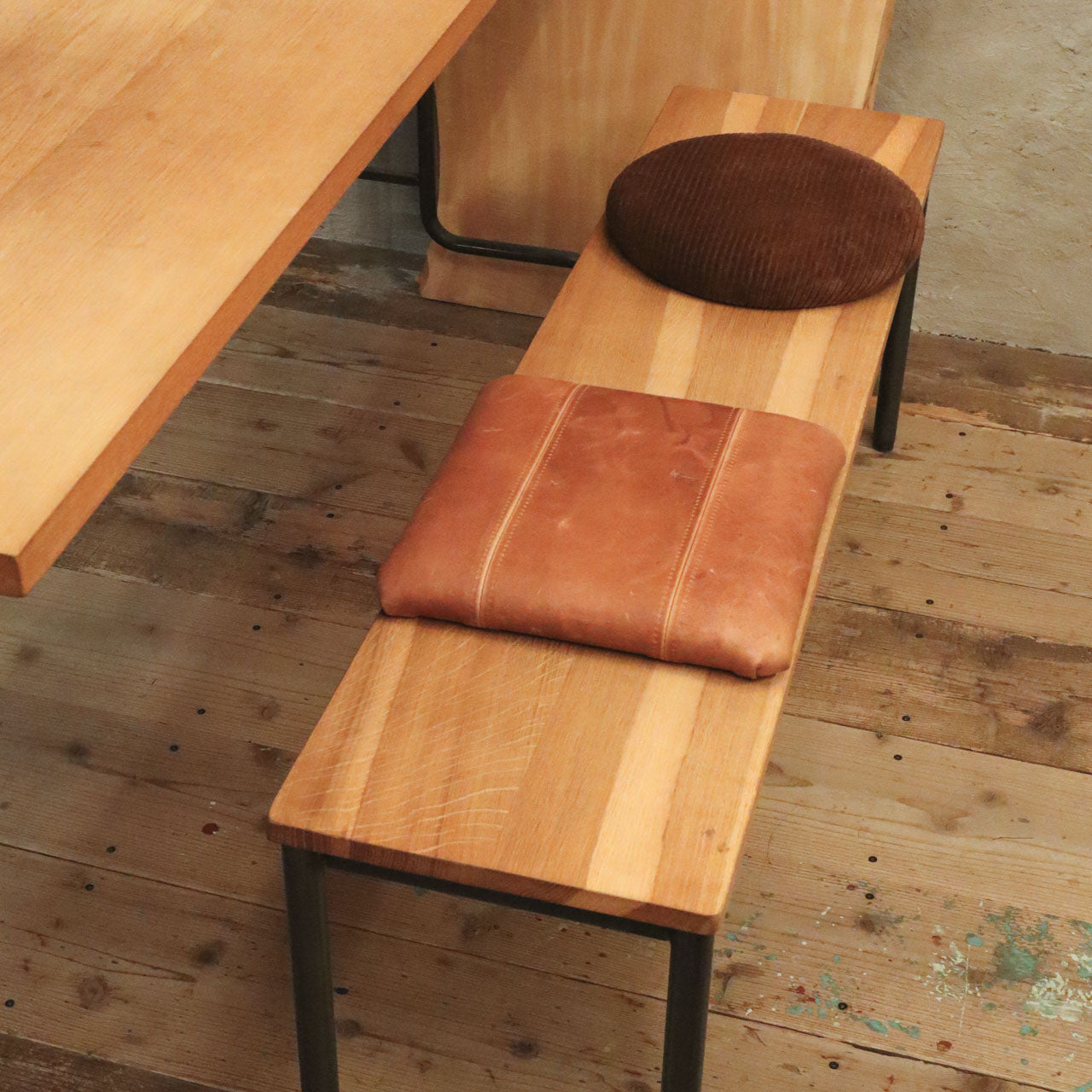 レザー(カフェラテ)のスクエアクッションパッドとコーデュロイ(BO-06)のラウンドクッション