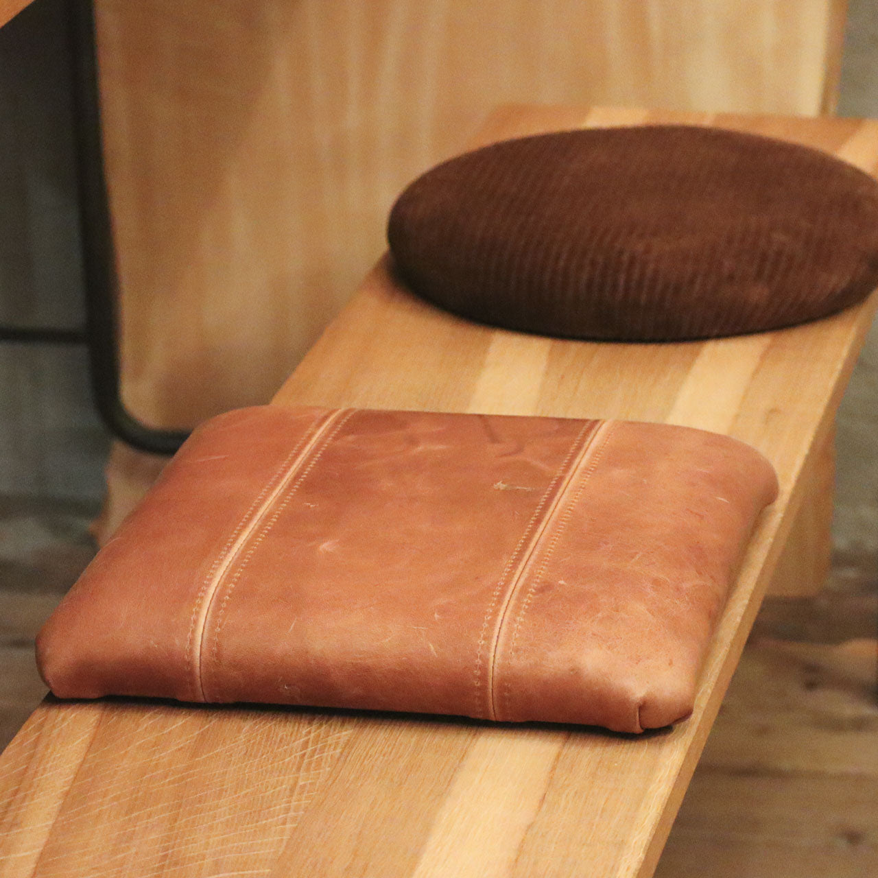 レザーのスクエアクッションパッドとコーデュロイのラウンドクッションパッド